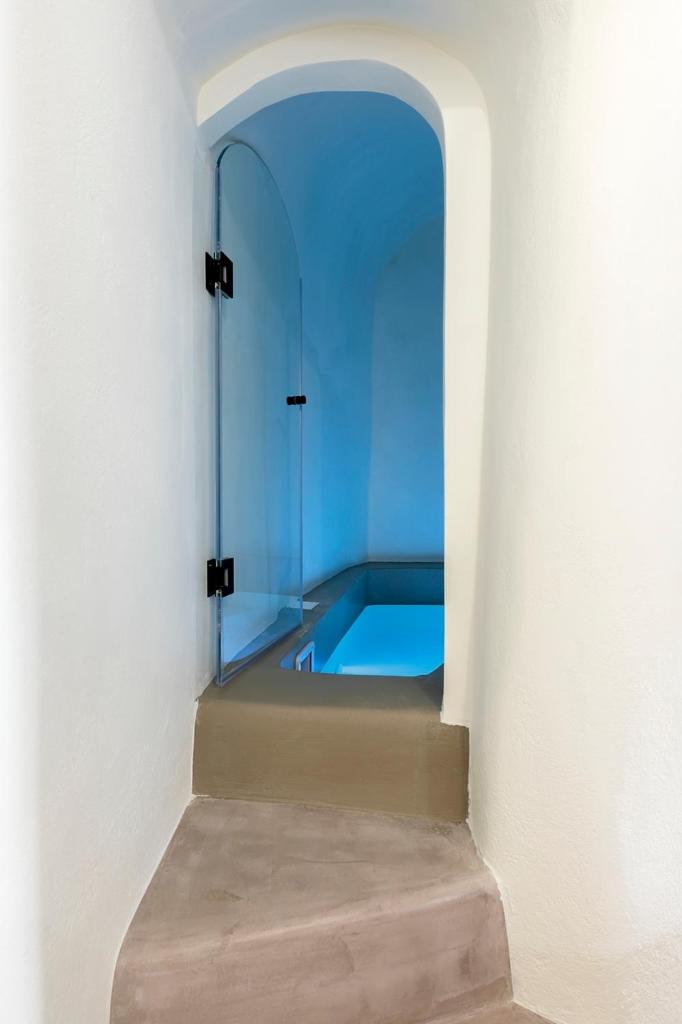 Standard Suite with Hot Tub - Photo 5