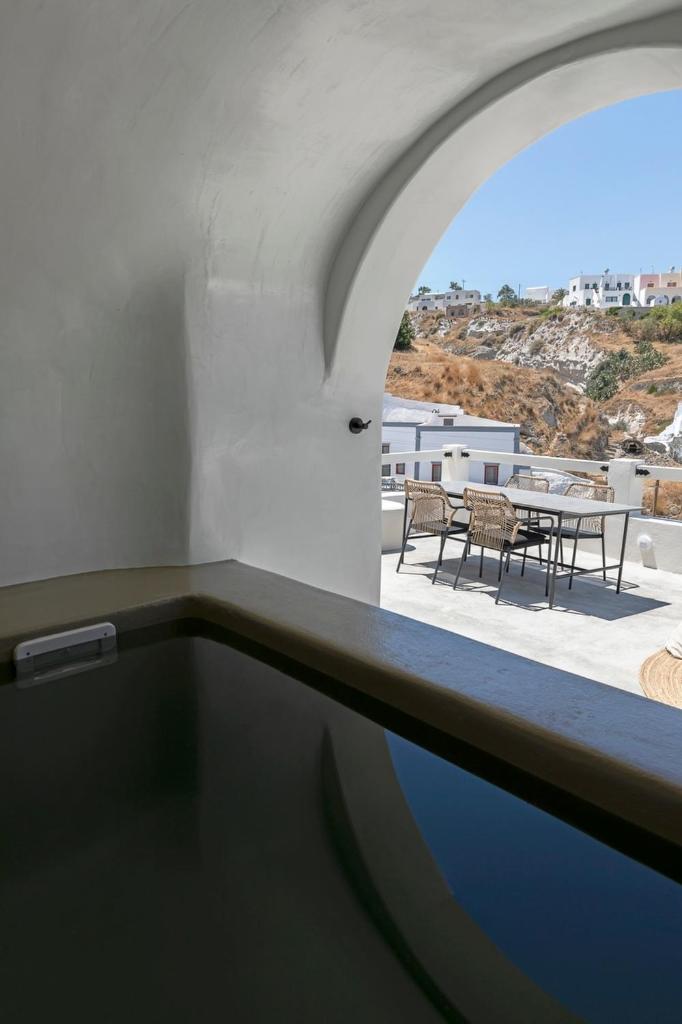 Superior Suite with Hot Tub - Photo 15