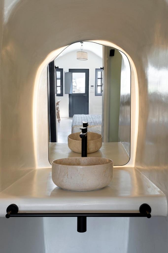 Superior Suite with Hot Tub - Photo 17
