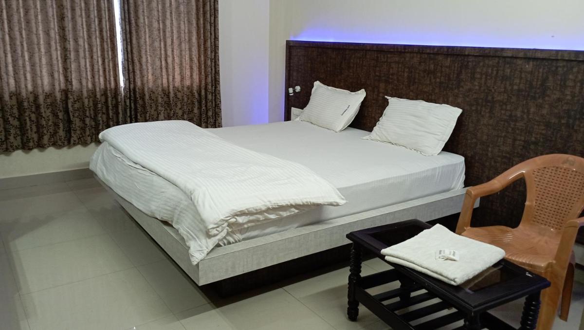 Budget Double Room - Photo 11