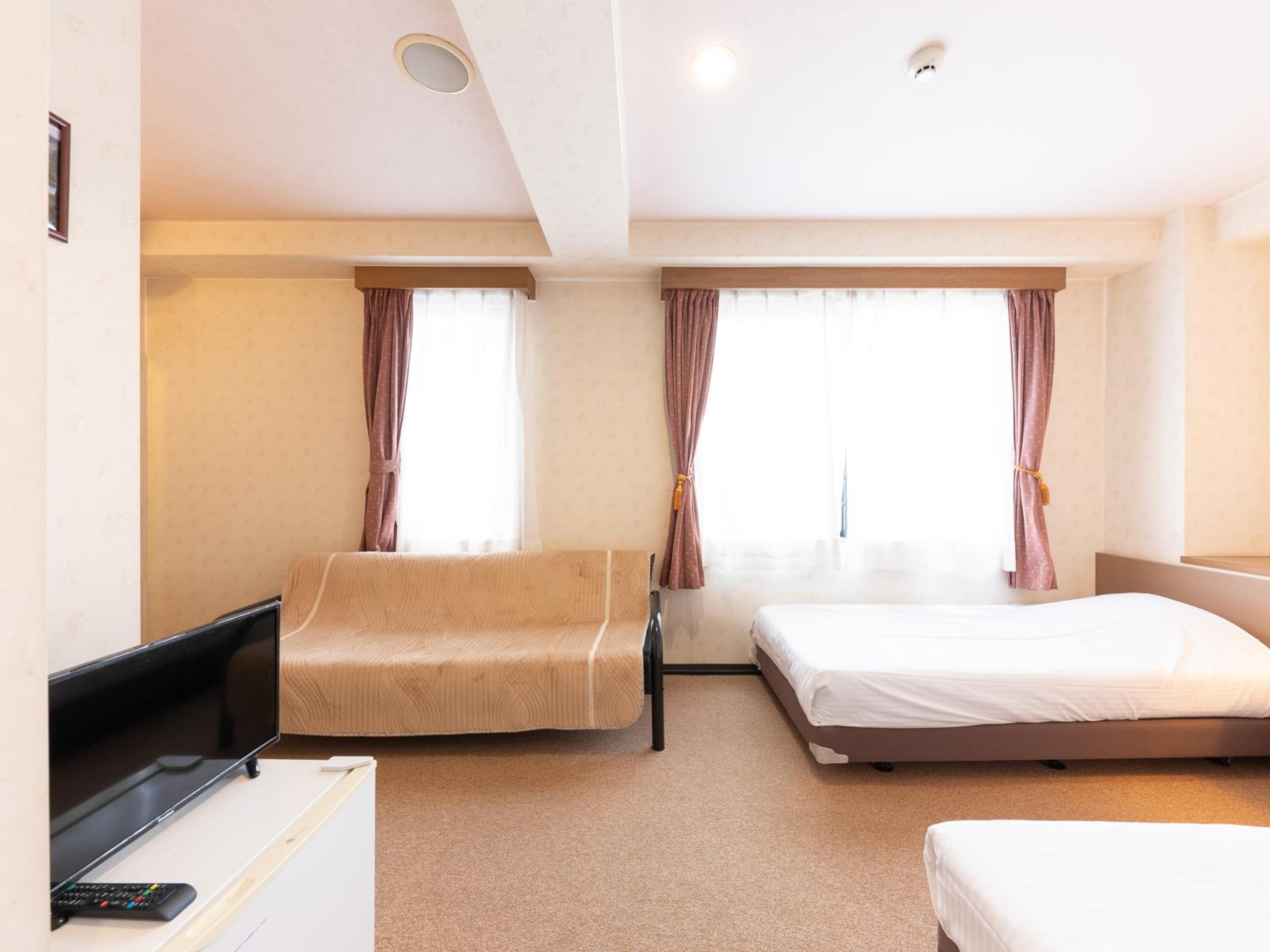 Twin Room - Non-Smoking photo 3