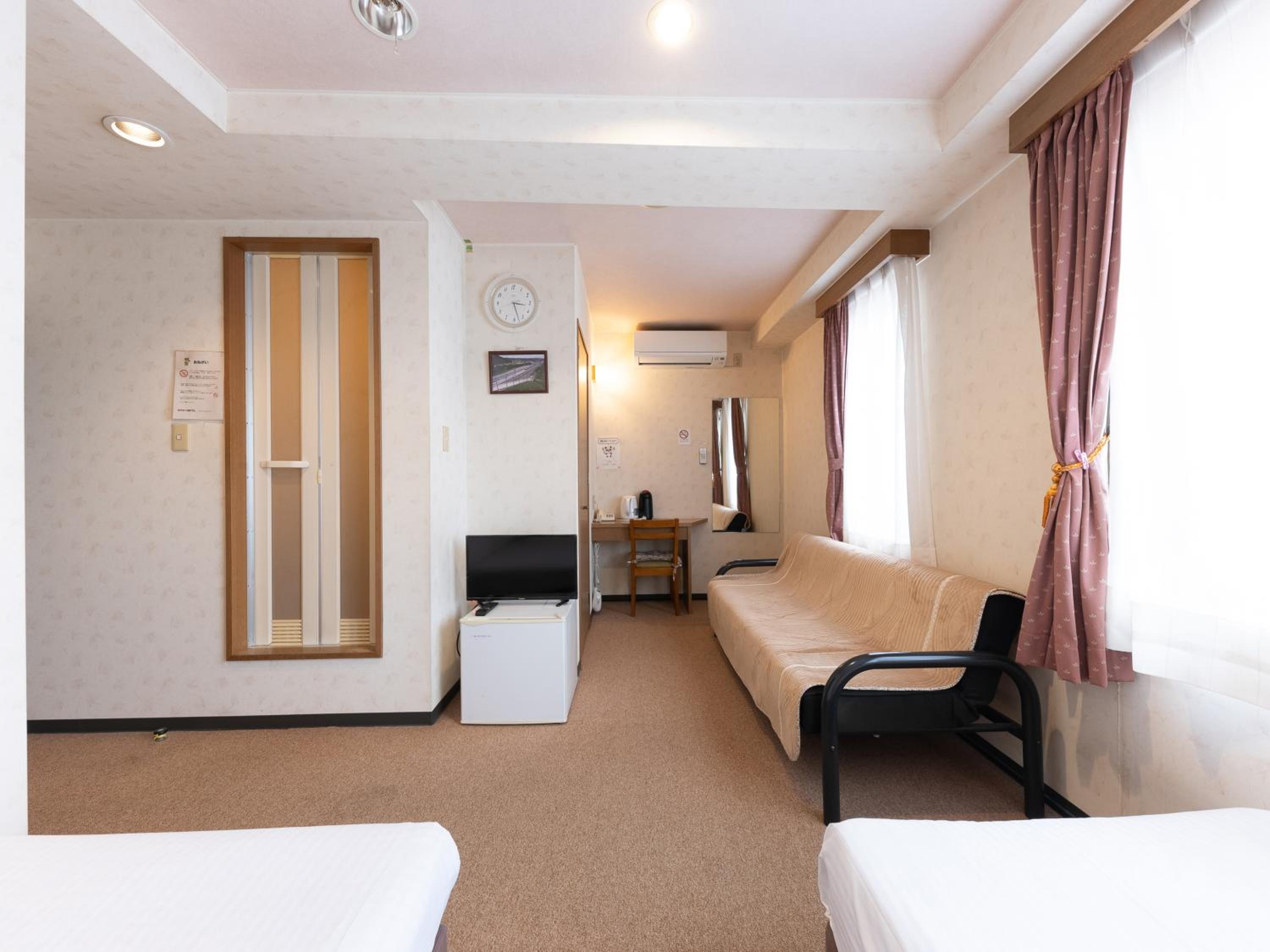 Twin Room - Non-Smoking photo 2