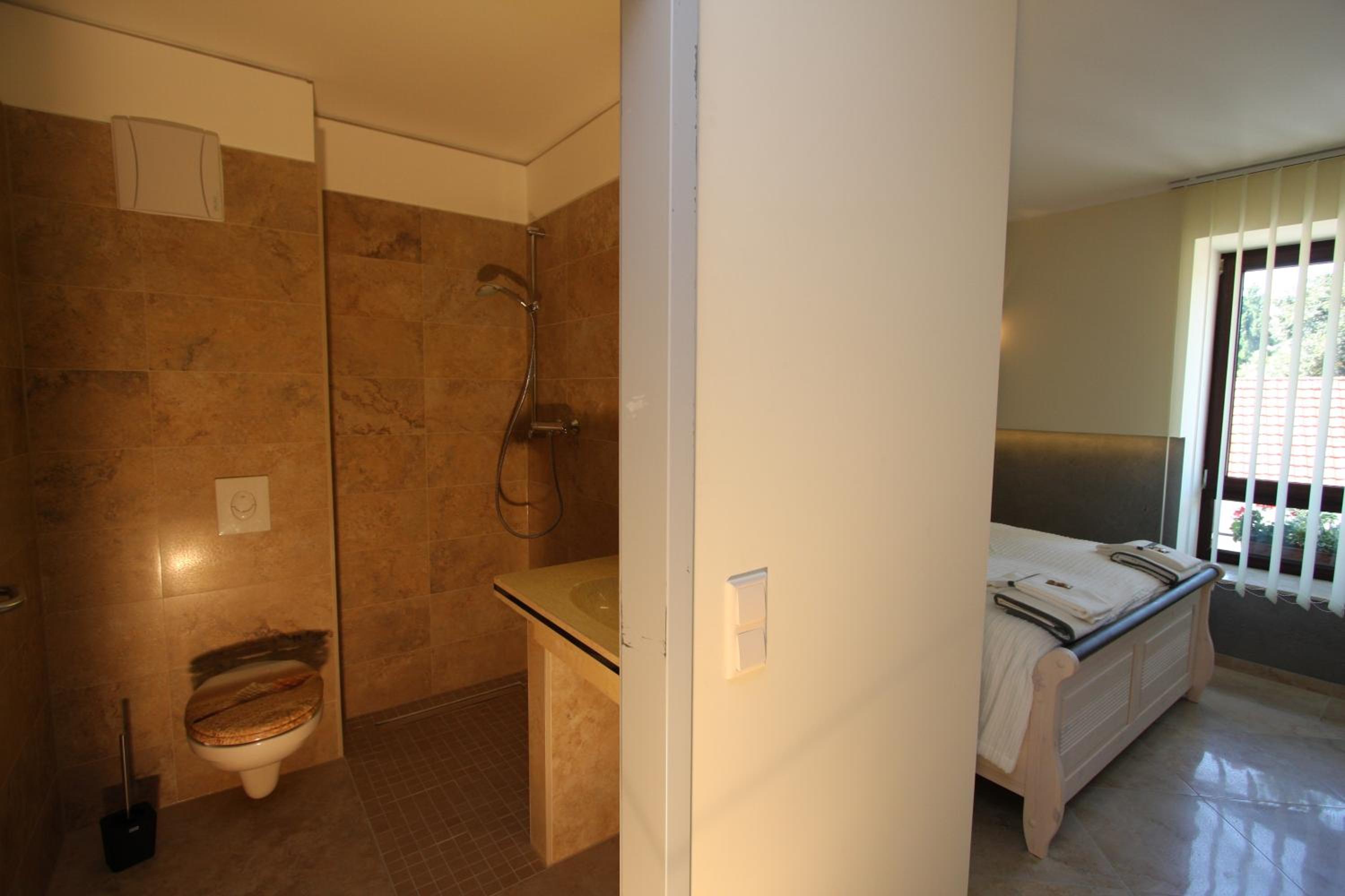 Budget Twin Room - Photo 5
