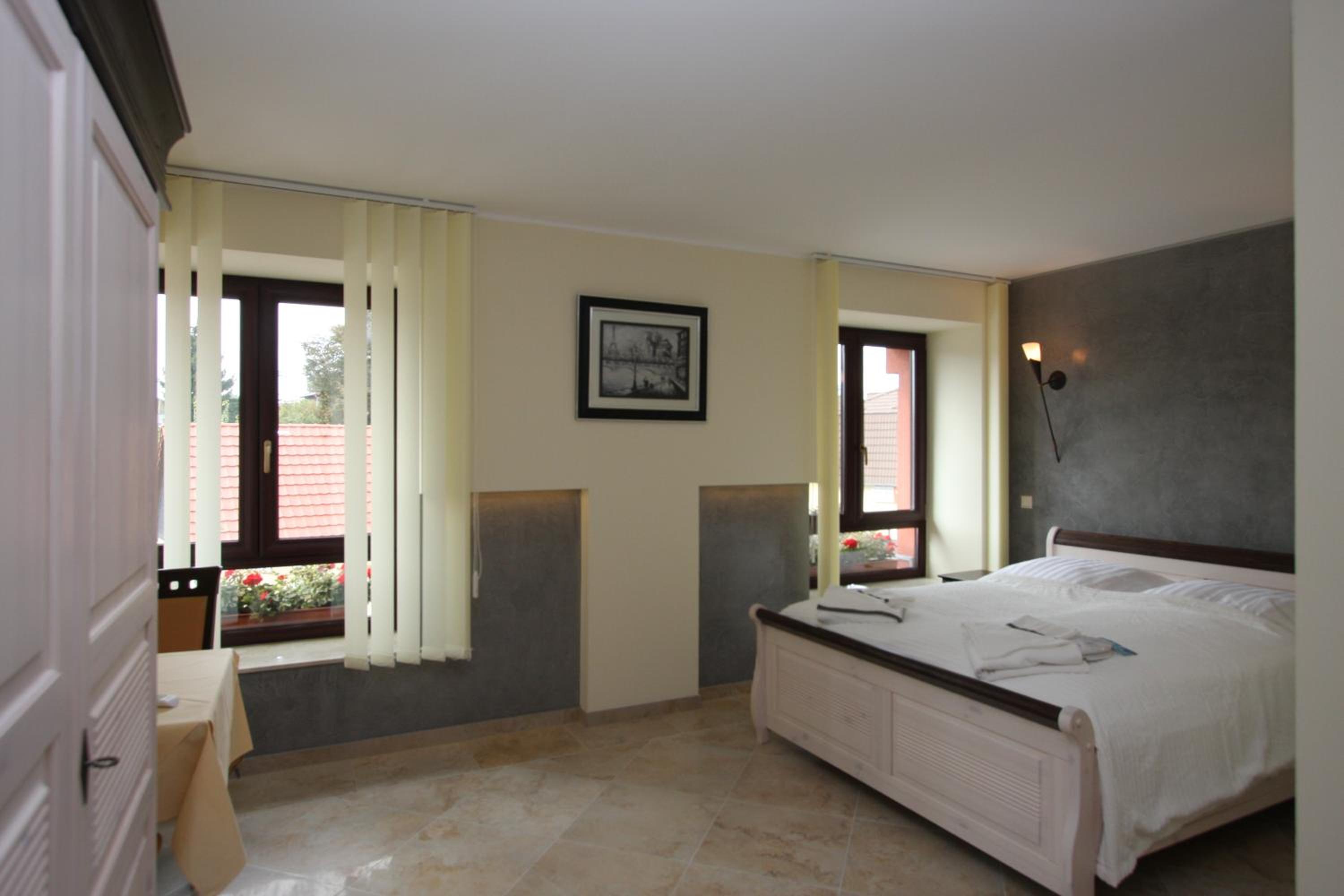 Budget Twin Room - Photo 3