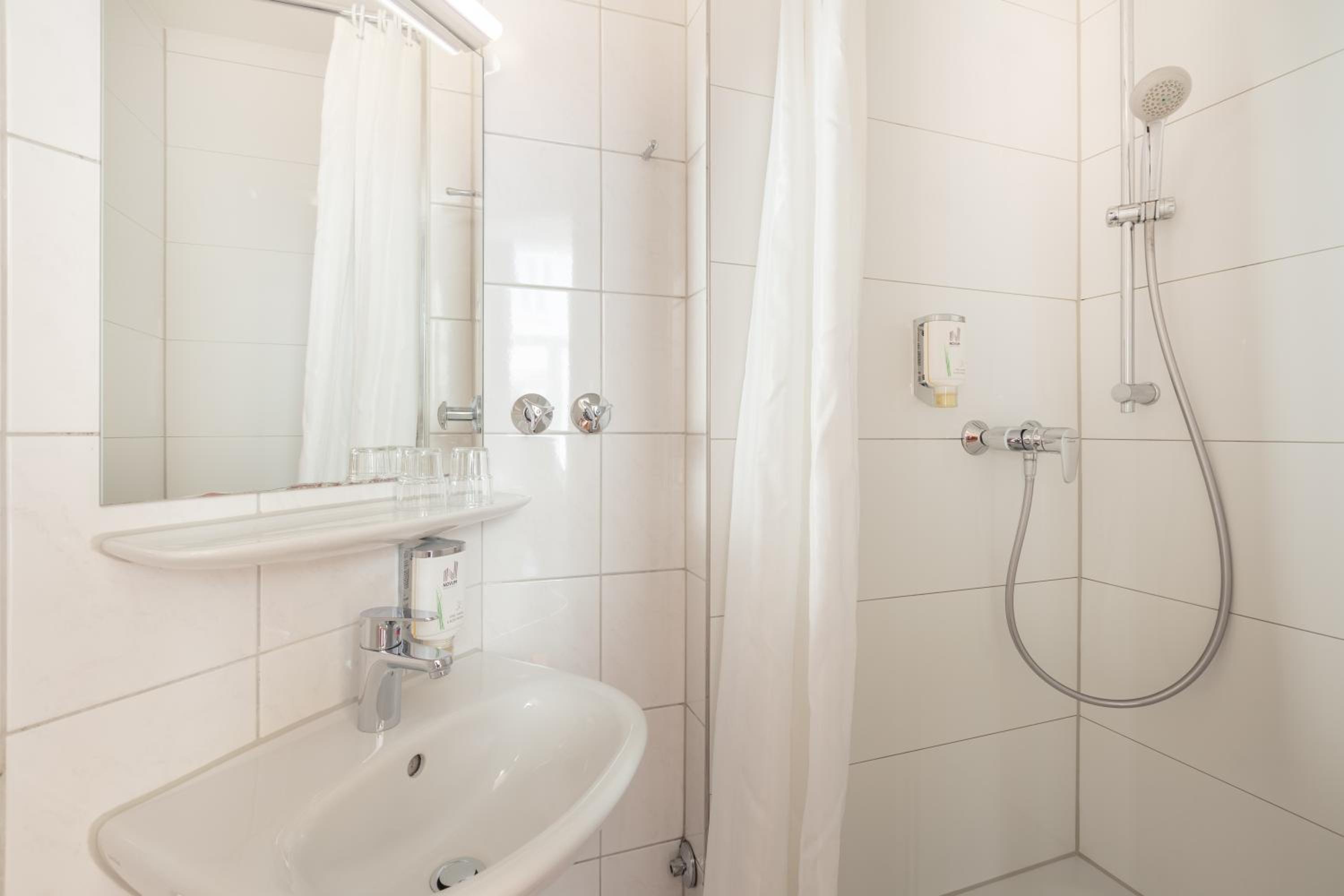 Standard  Double Room - Photo 4
