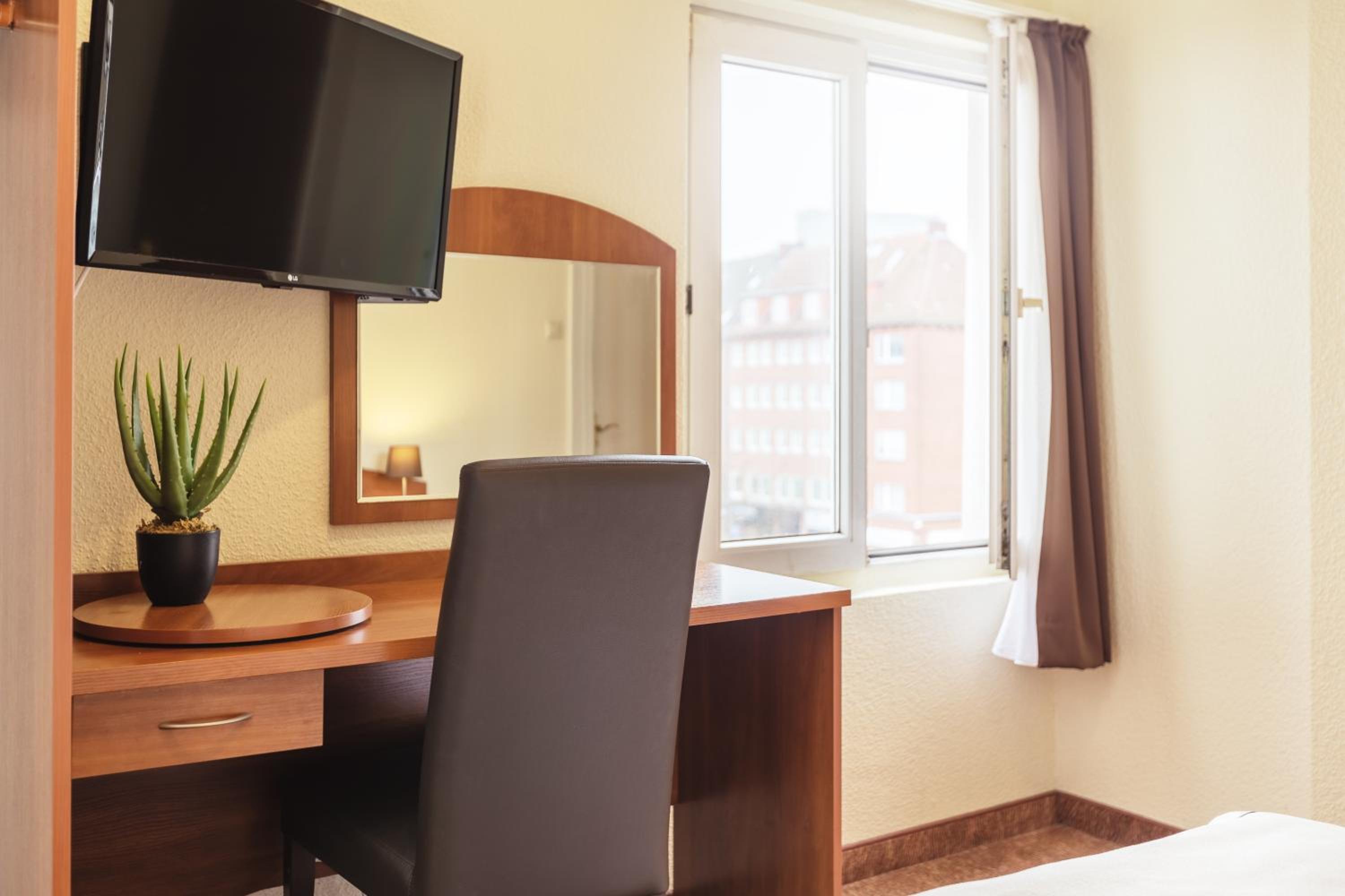 Standard  Double Room - Photo 2