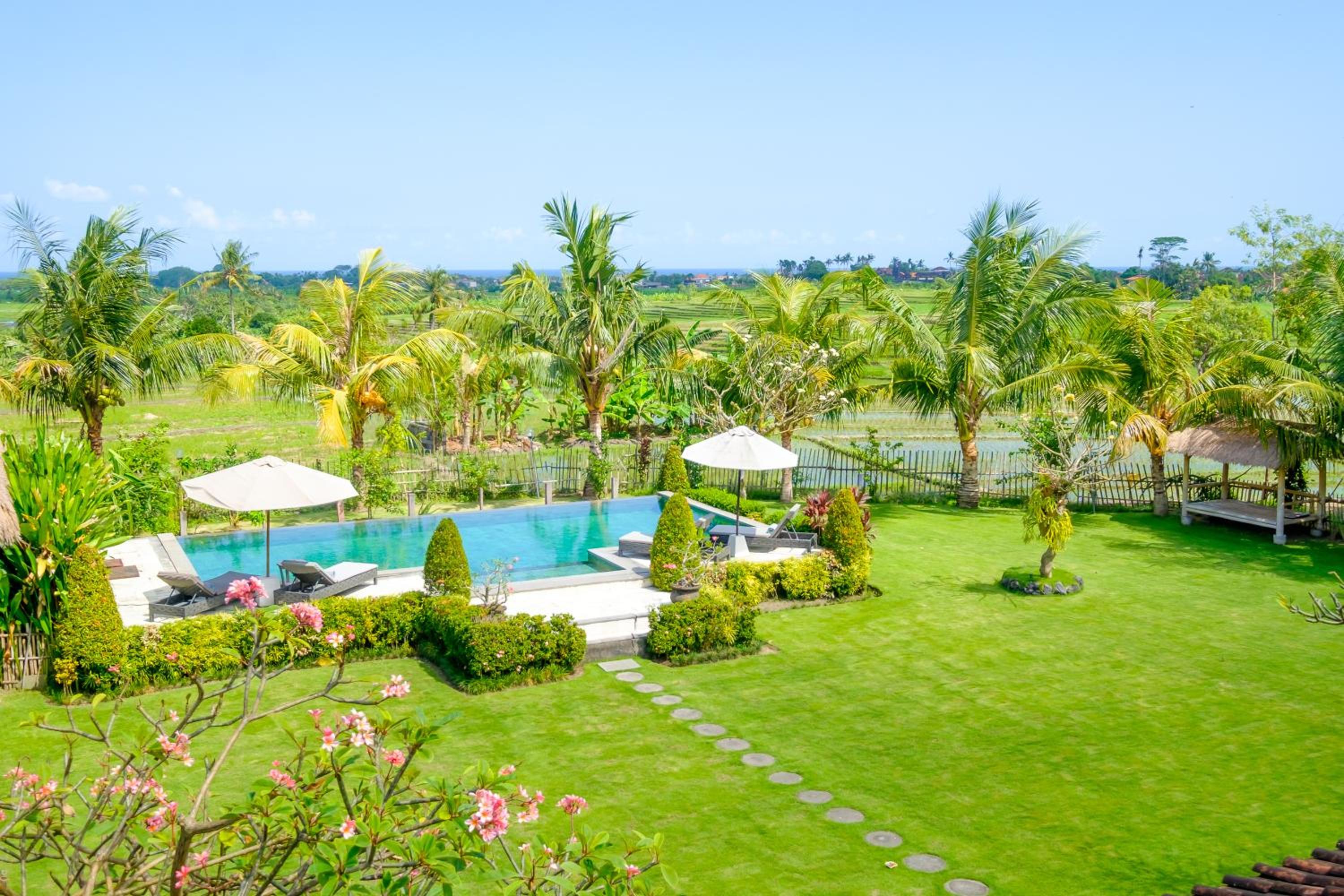 Bungalow with Garden View - Photo 11