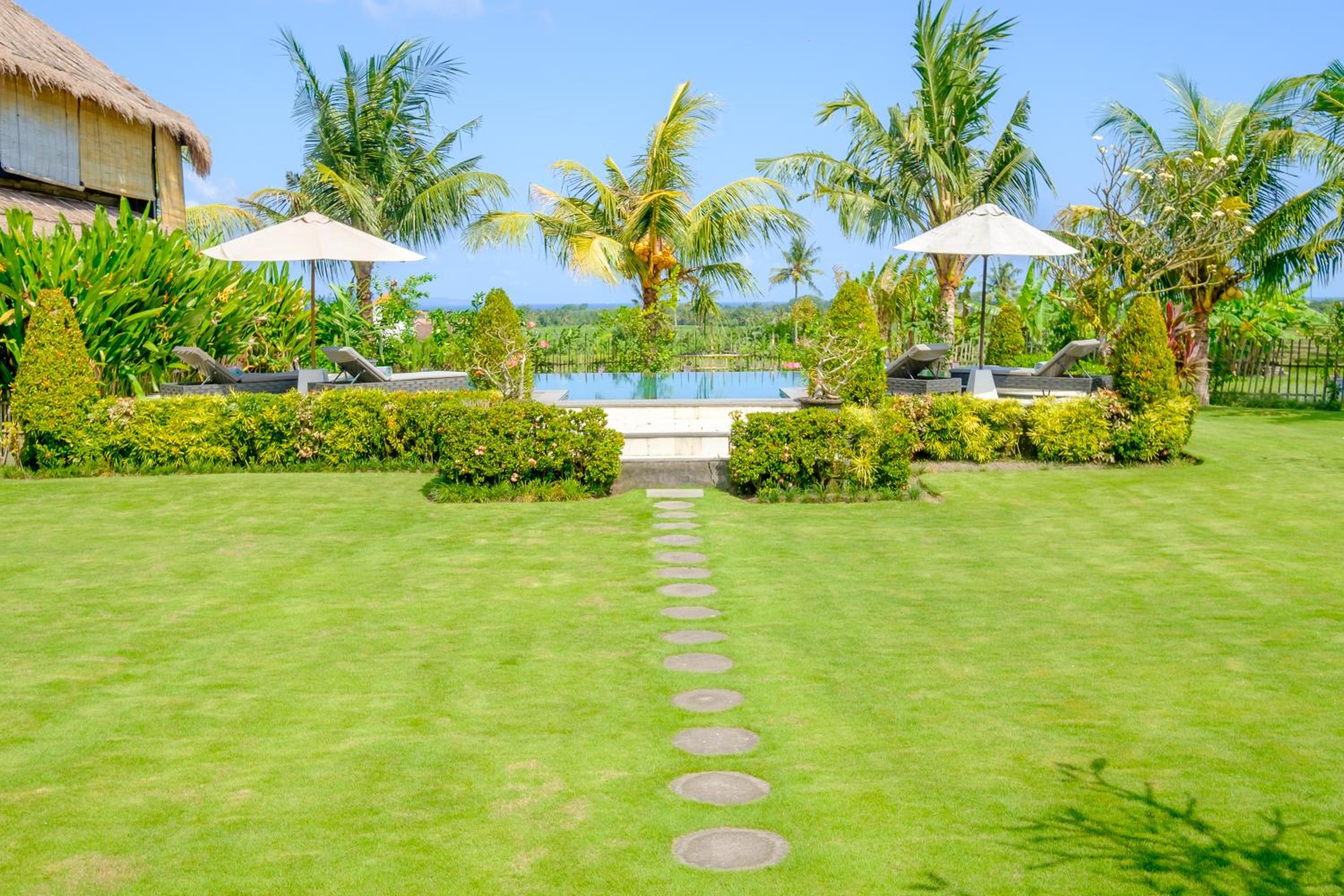 Bungalow with Garden View - Photo 19