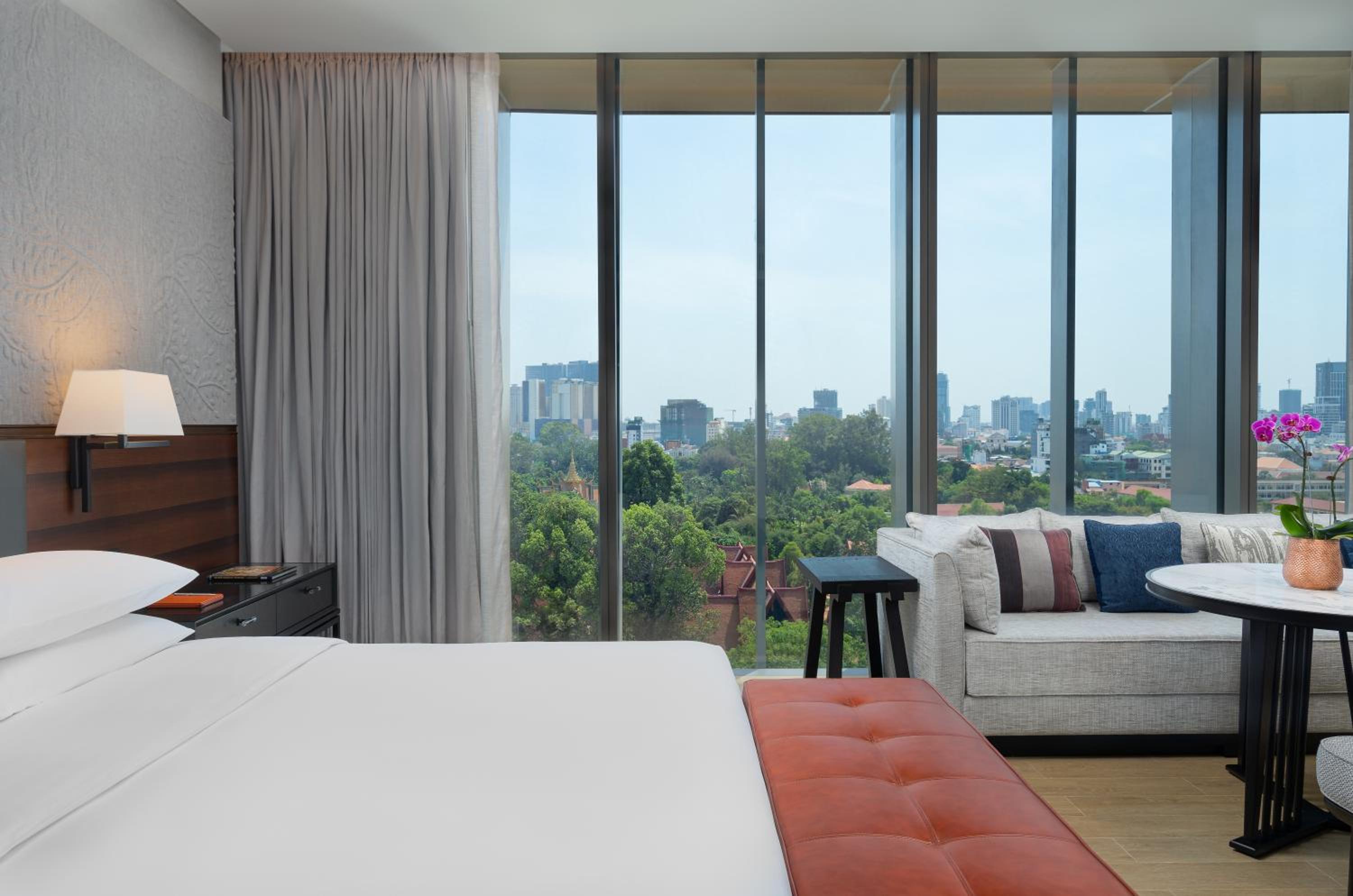 Executive Suite - Photo 2