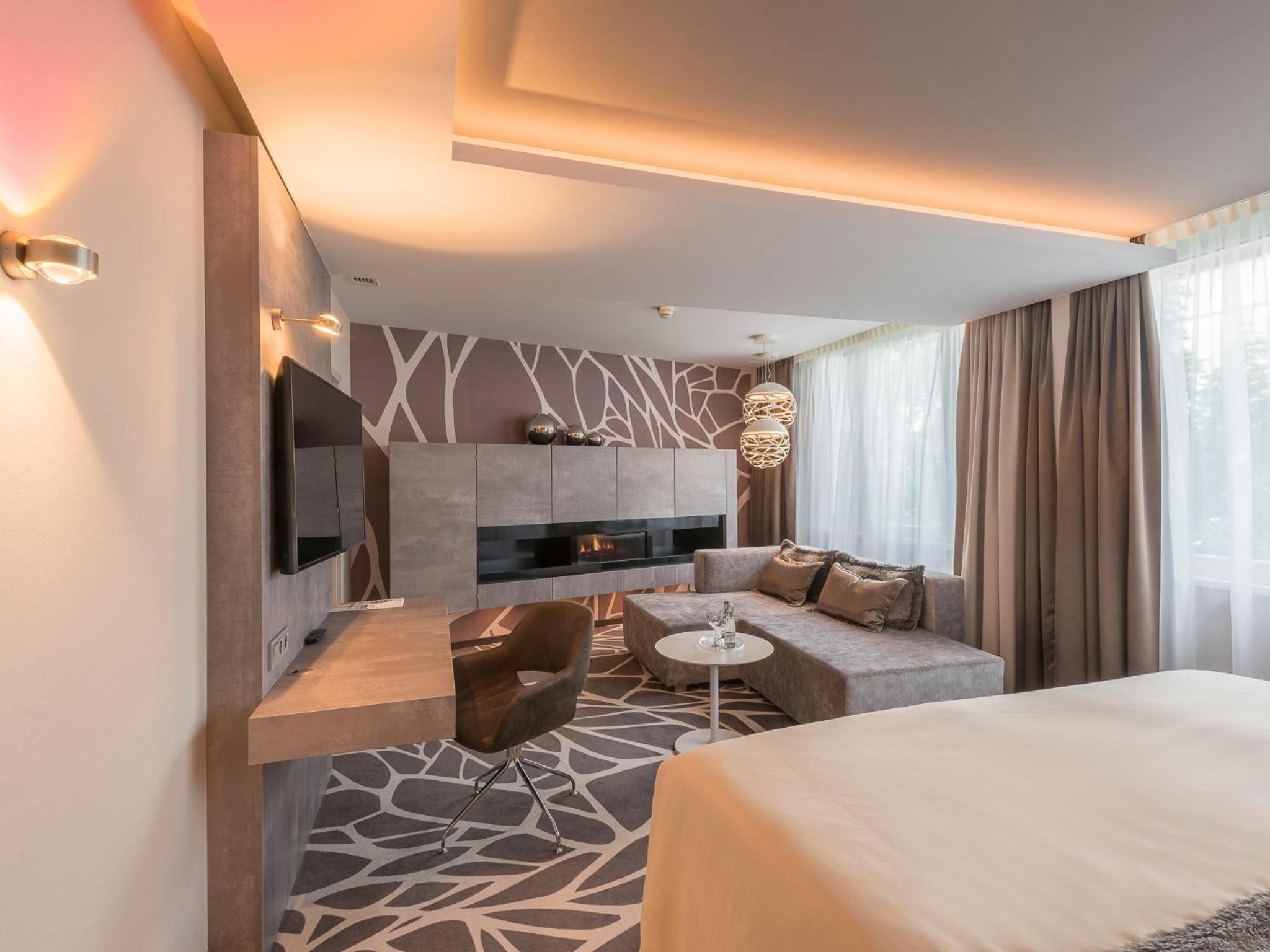 Premium King Room - Photo 9