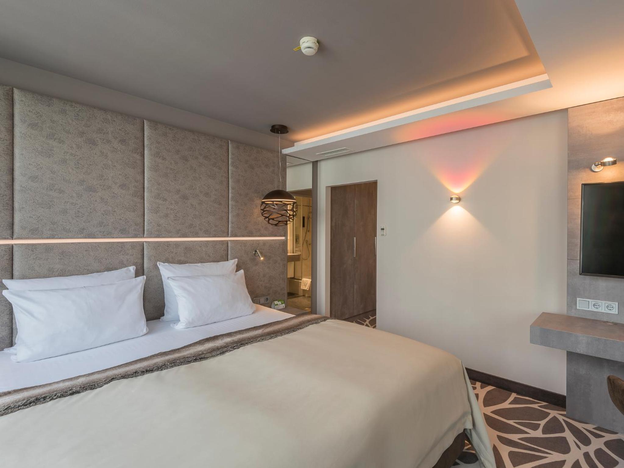 Premium King Room - Photo 10