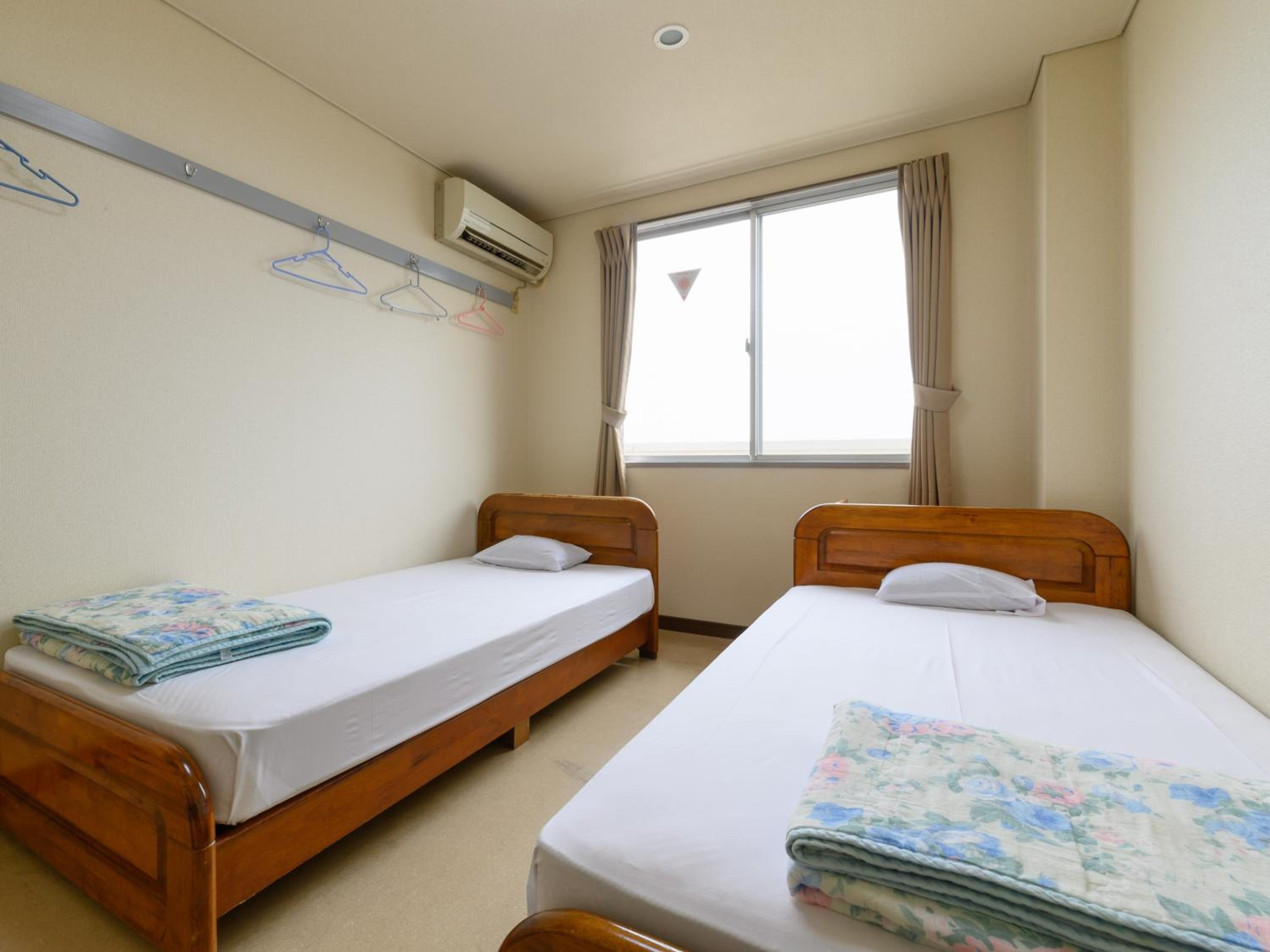 Twin Room With Shared Bathroom - Smoking photo 3