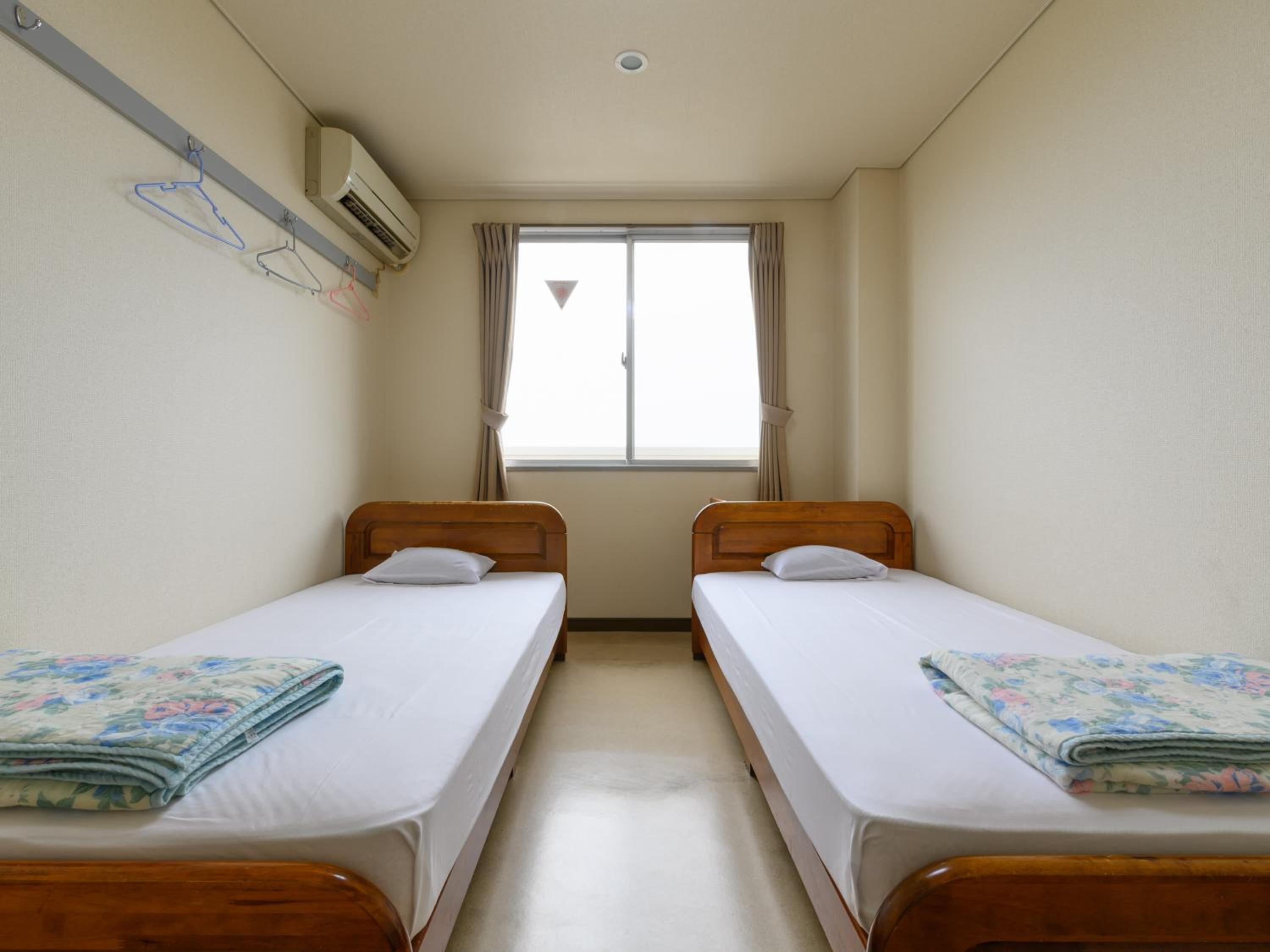 Twin Room With Shared Bathroom - Smoking photo 1