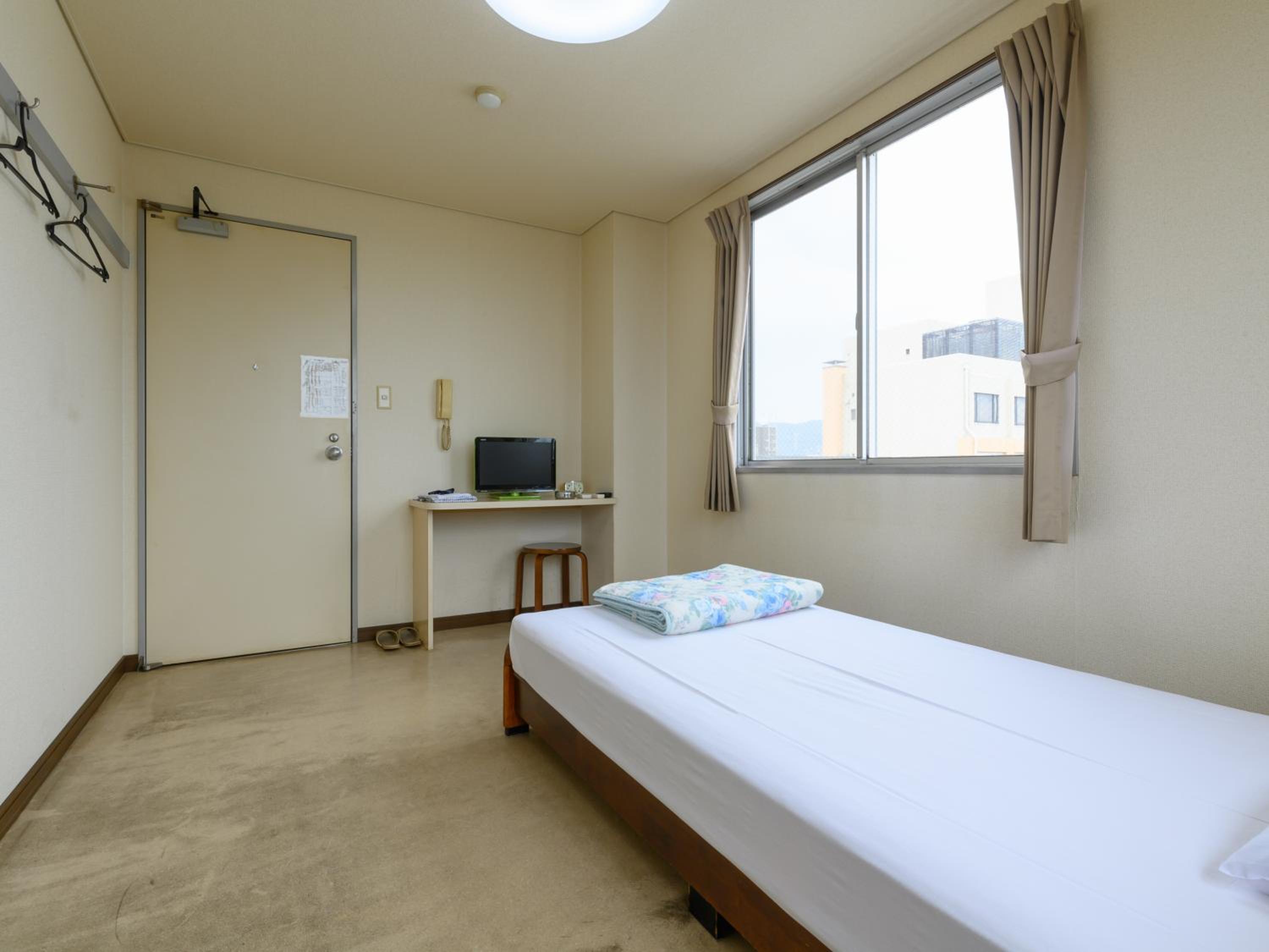 Single Room With Shared Bathroom - Smoking photo 1
