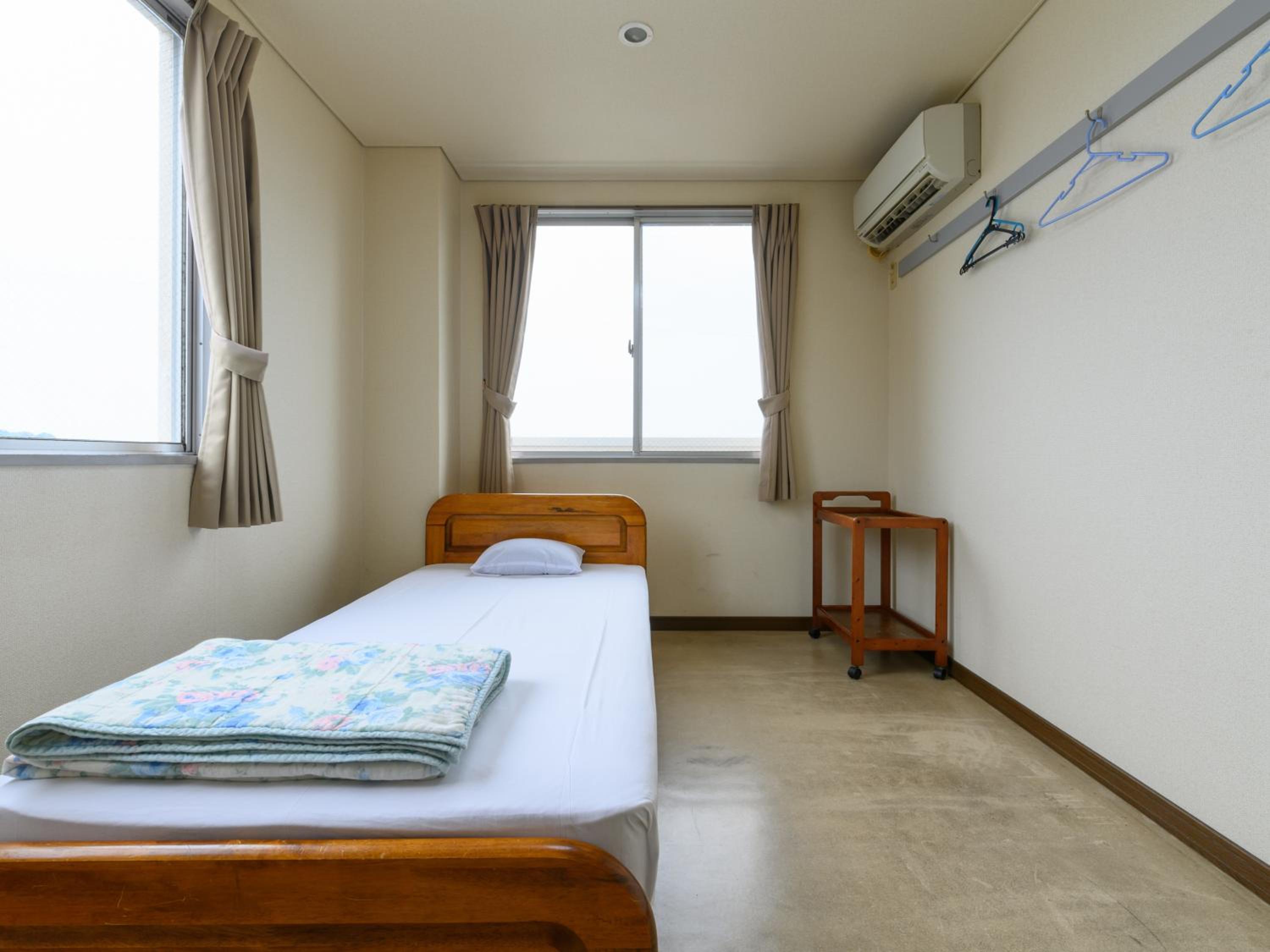 Single Room With Shared Bathroom - Non-Smoking photo 3