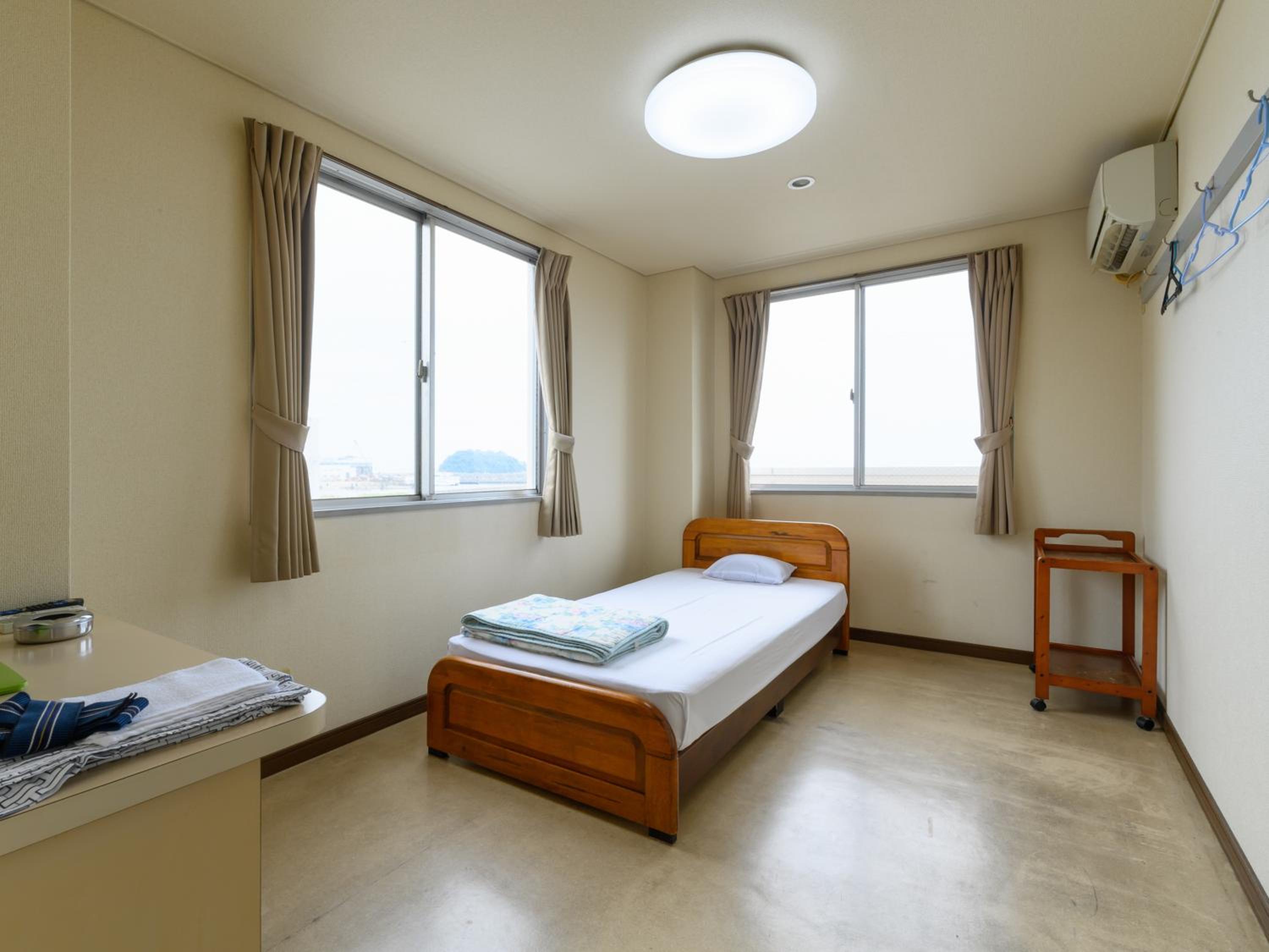 Single Room With Shared Bathroom - Smoking photo 3