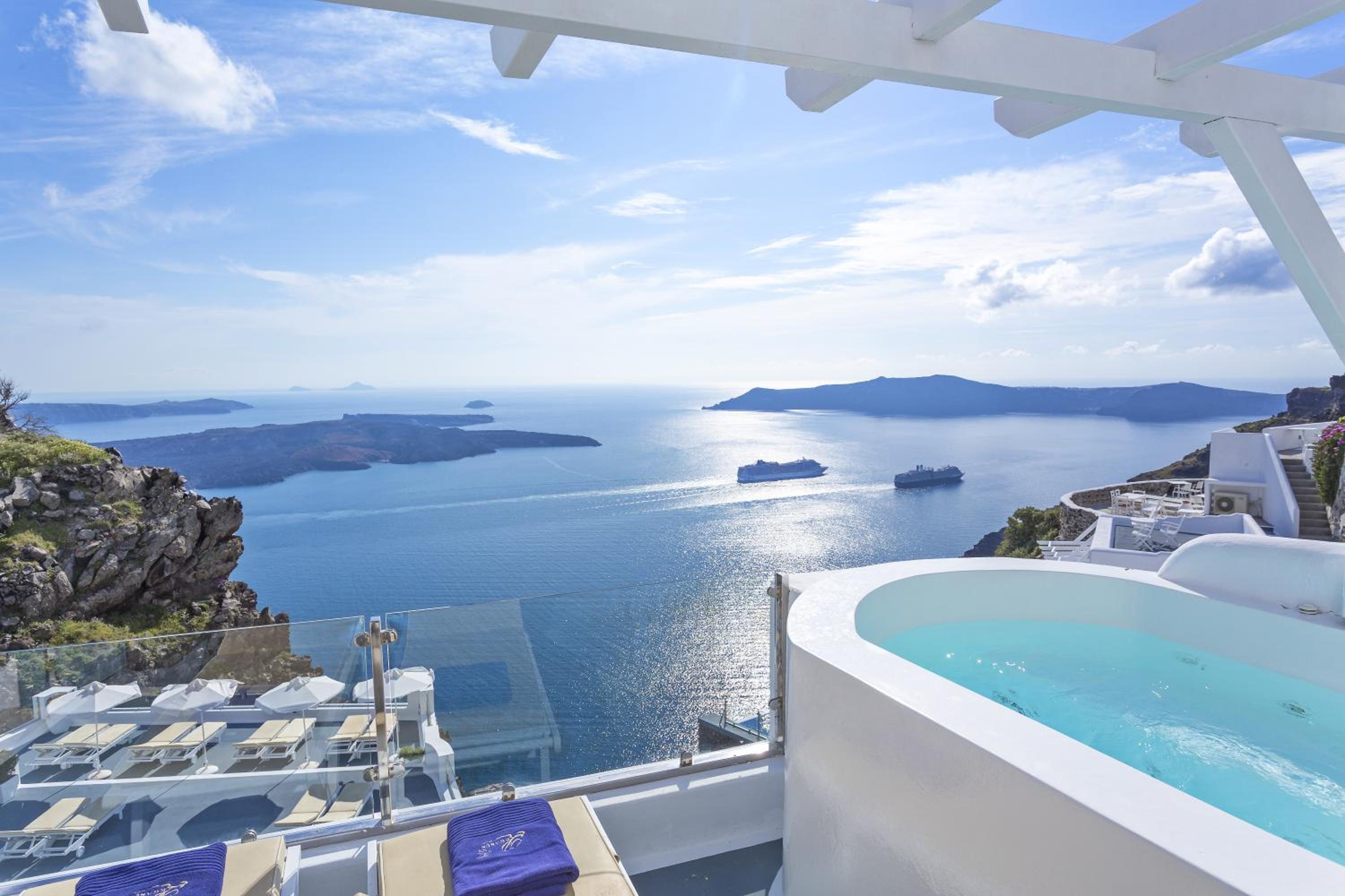 Honeymoon Suite with Hot Tub - Photo 3