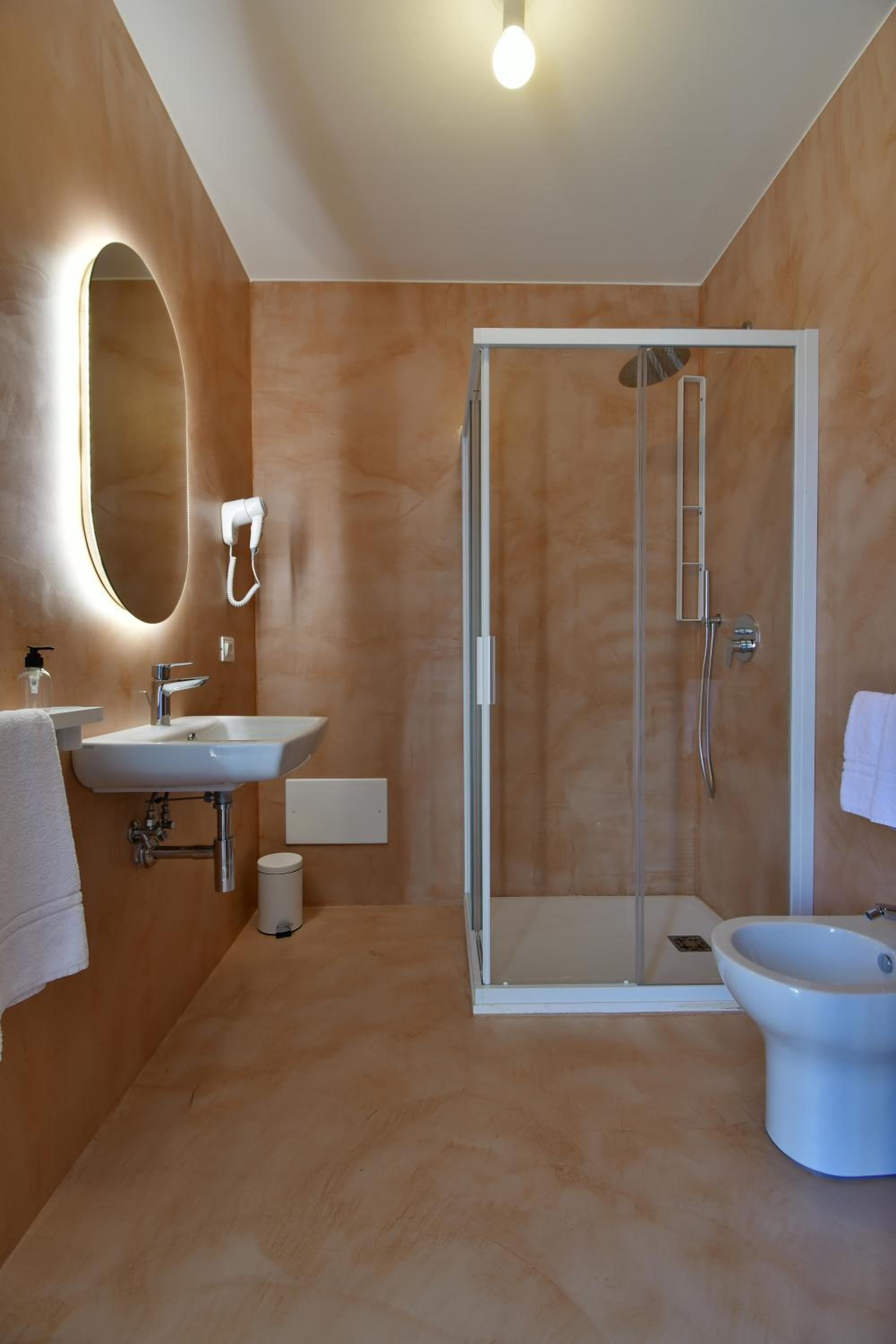 Standard Double or Twin Room - Photo 12