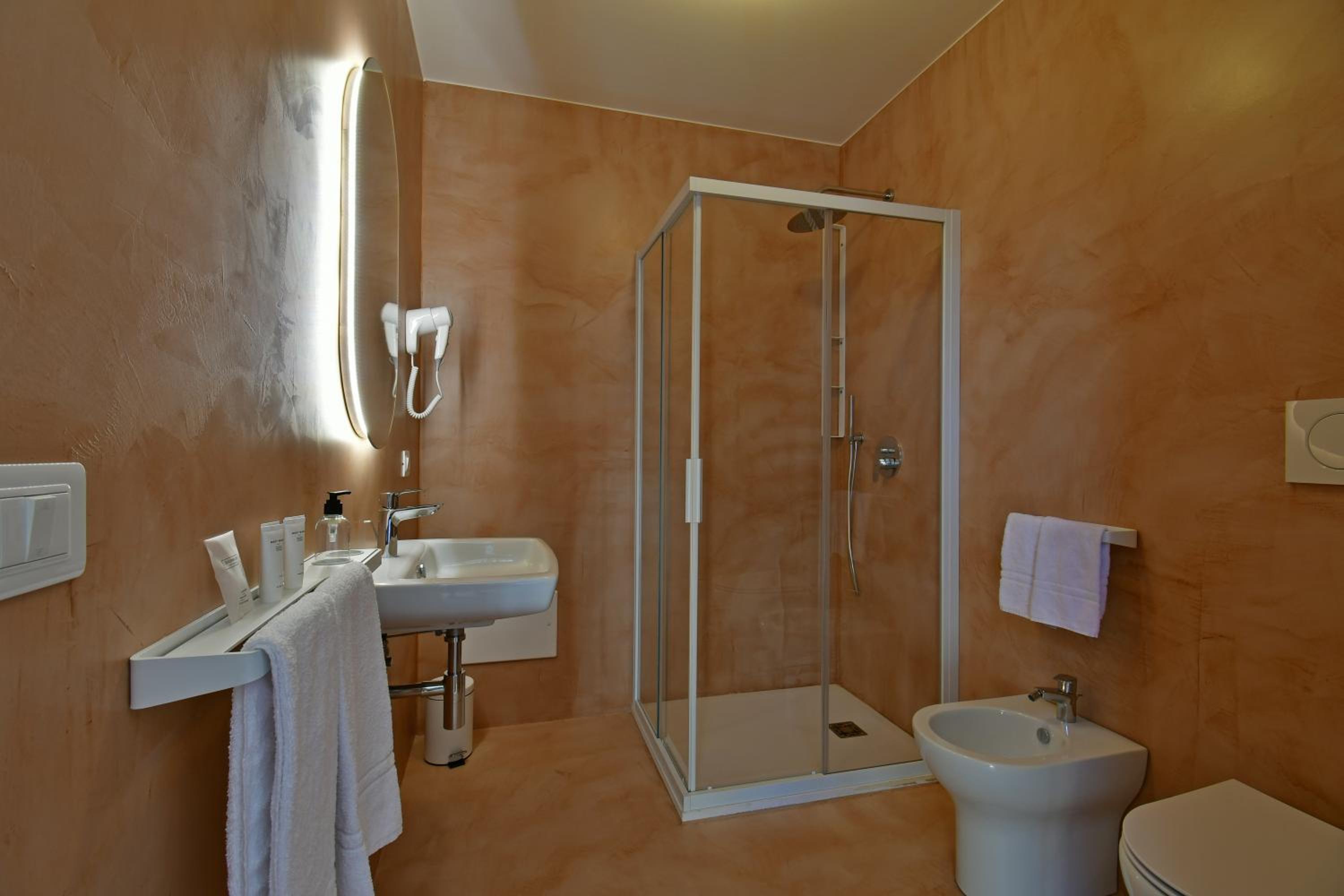 Standard Double or Twin Room - Photo 11