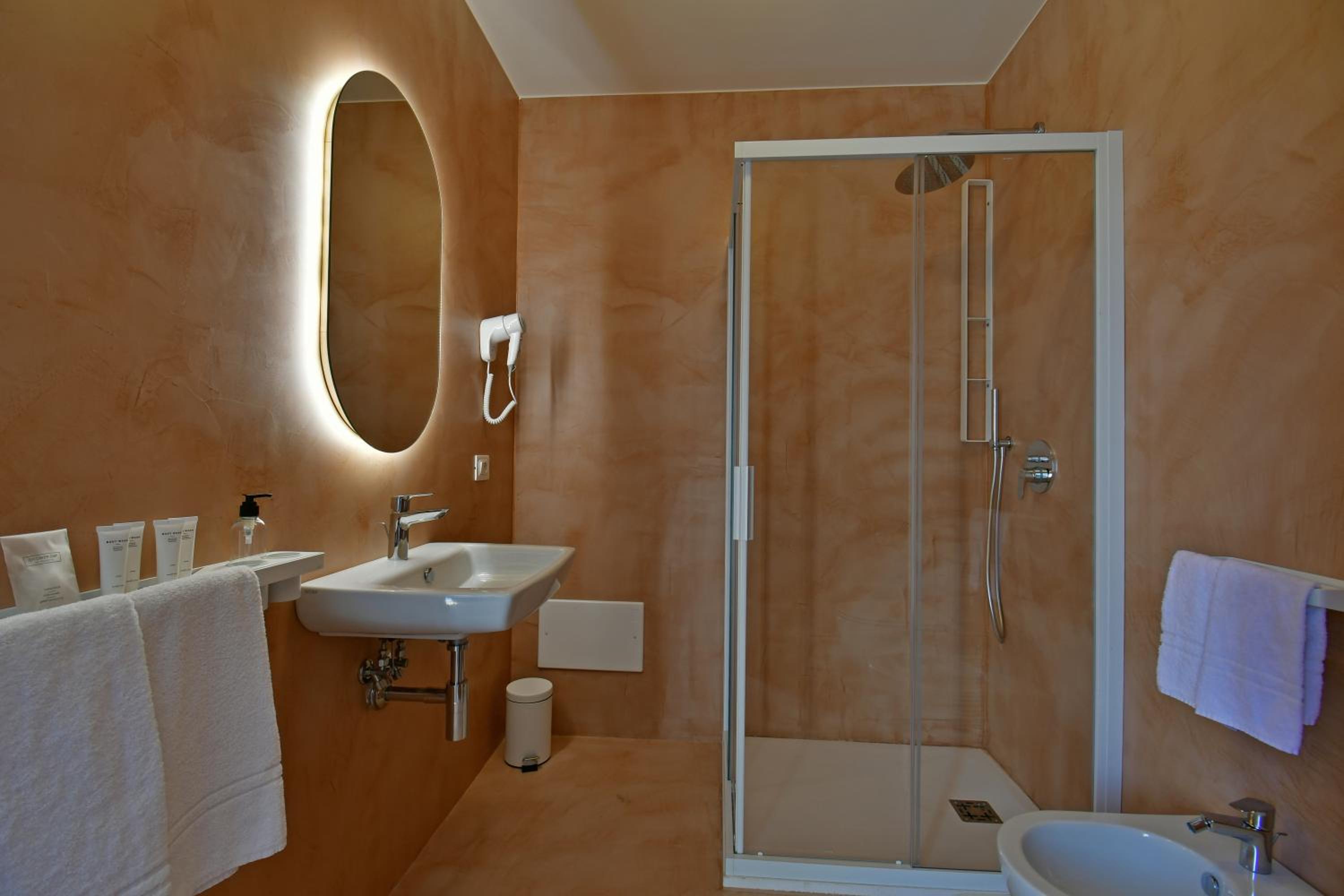 Standard Double or Twin Room - Photo 10