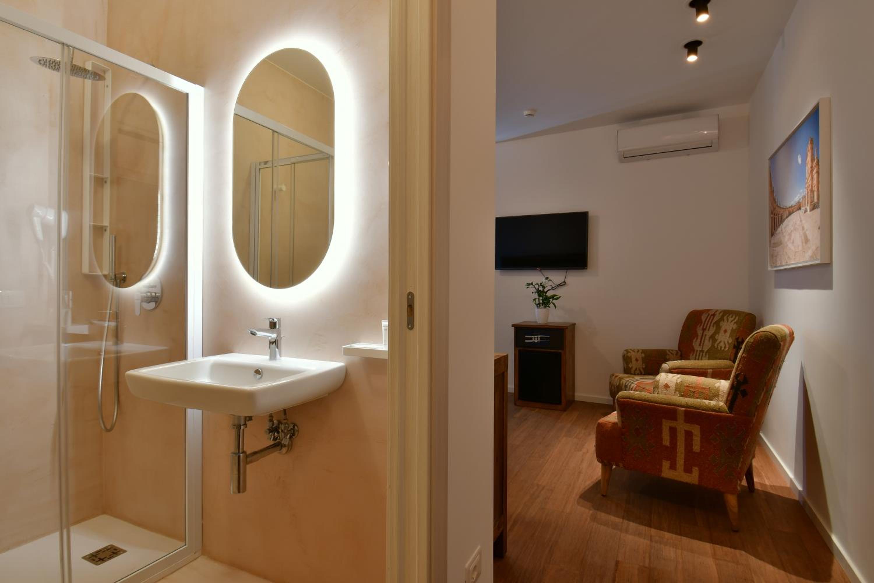 Standard Double or Twin Room - Photo 35