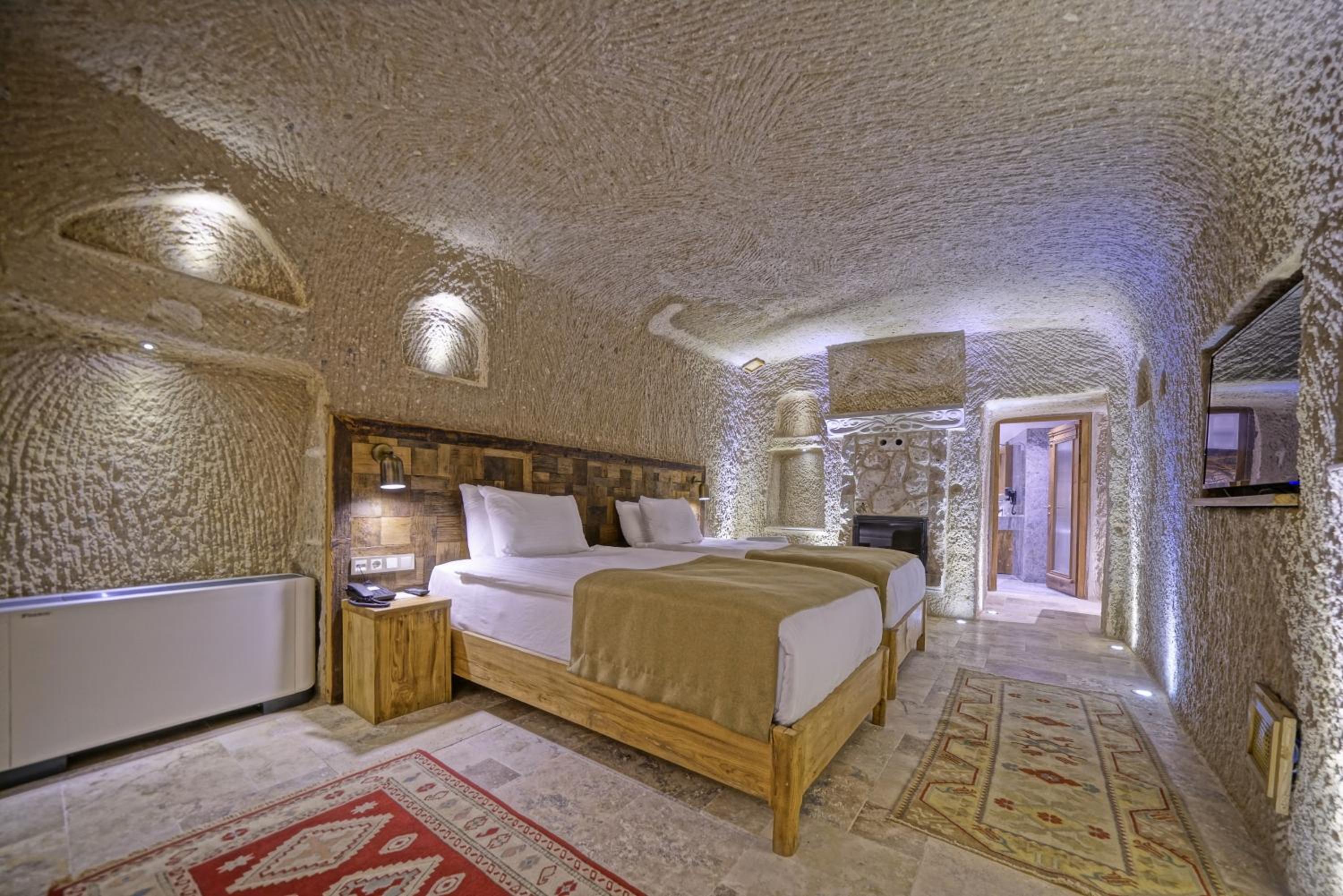 Junior Suite with Fireplace - Photo 4
