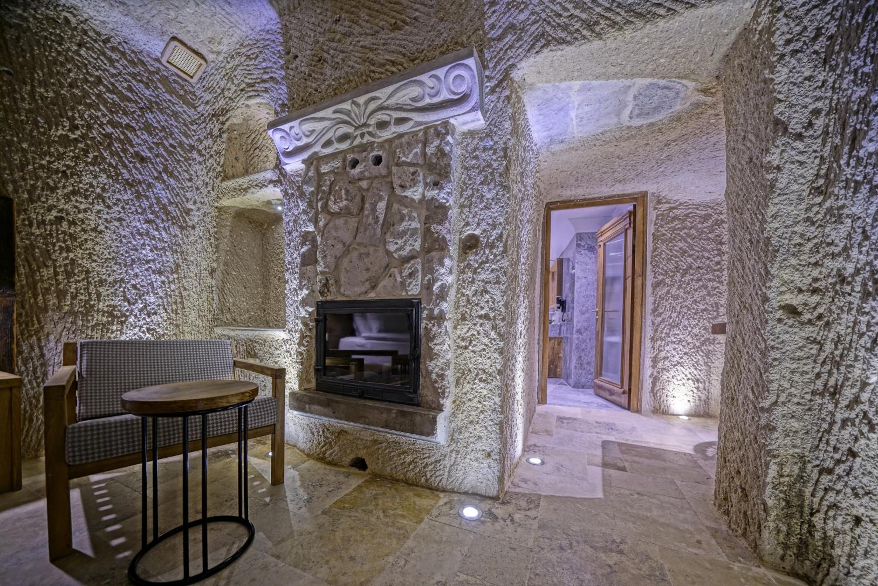 Junior Suite with Fireplace - Photo 3