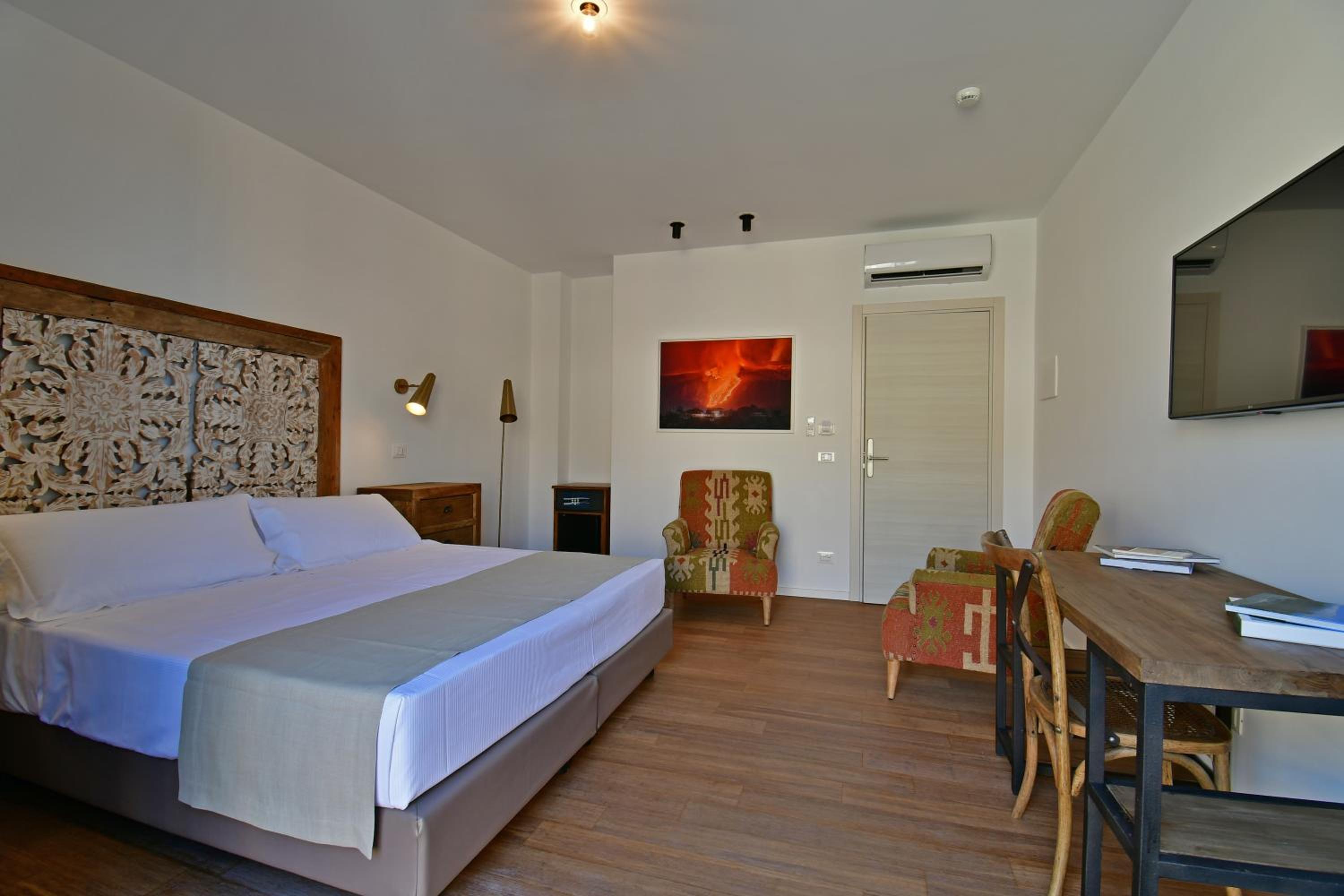 Standard Double or Twin Room - Photo 17