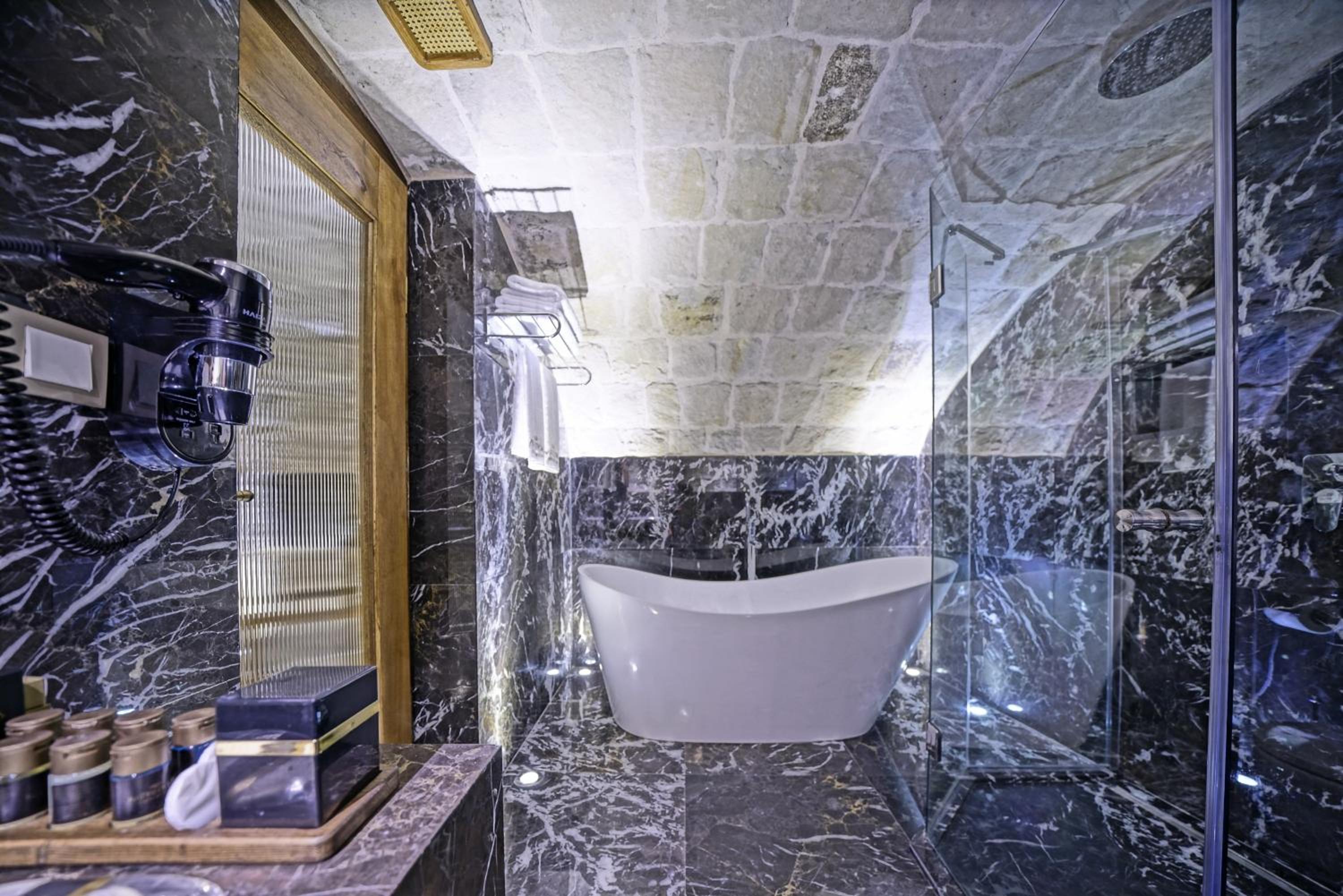 Suite - Photo 9