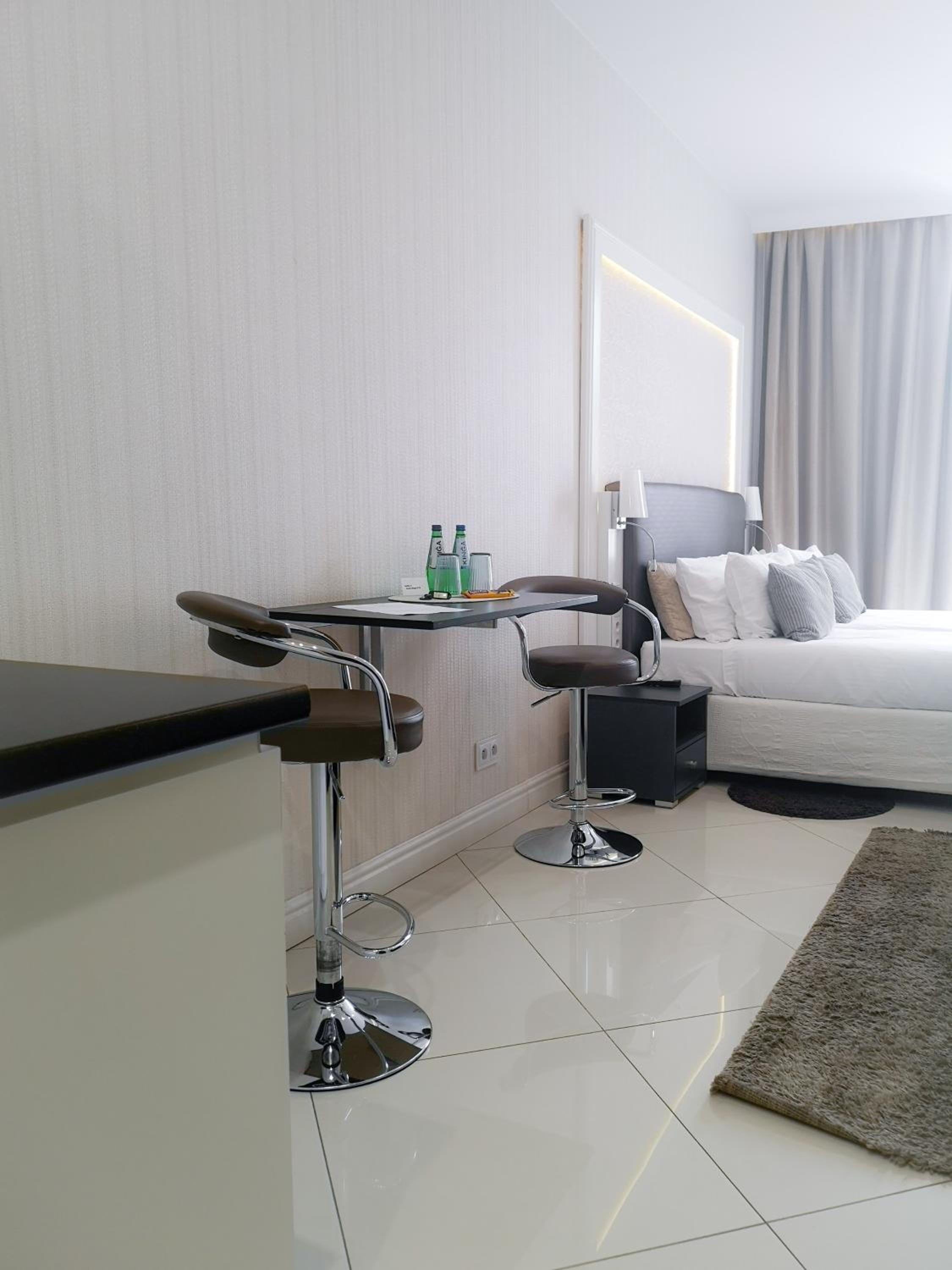 Standard Double or Twin Room - Photo 9