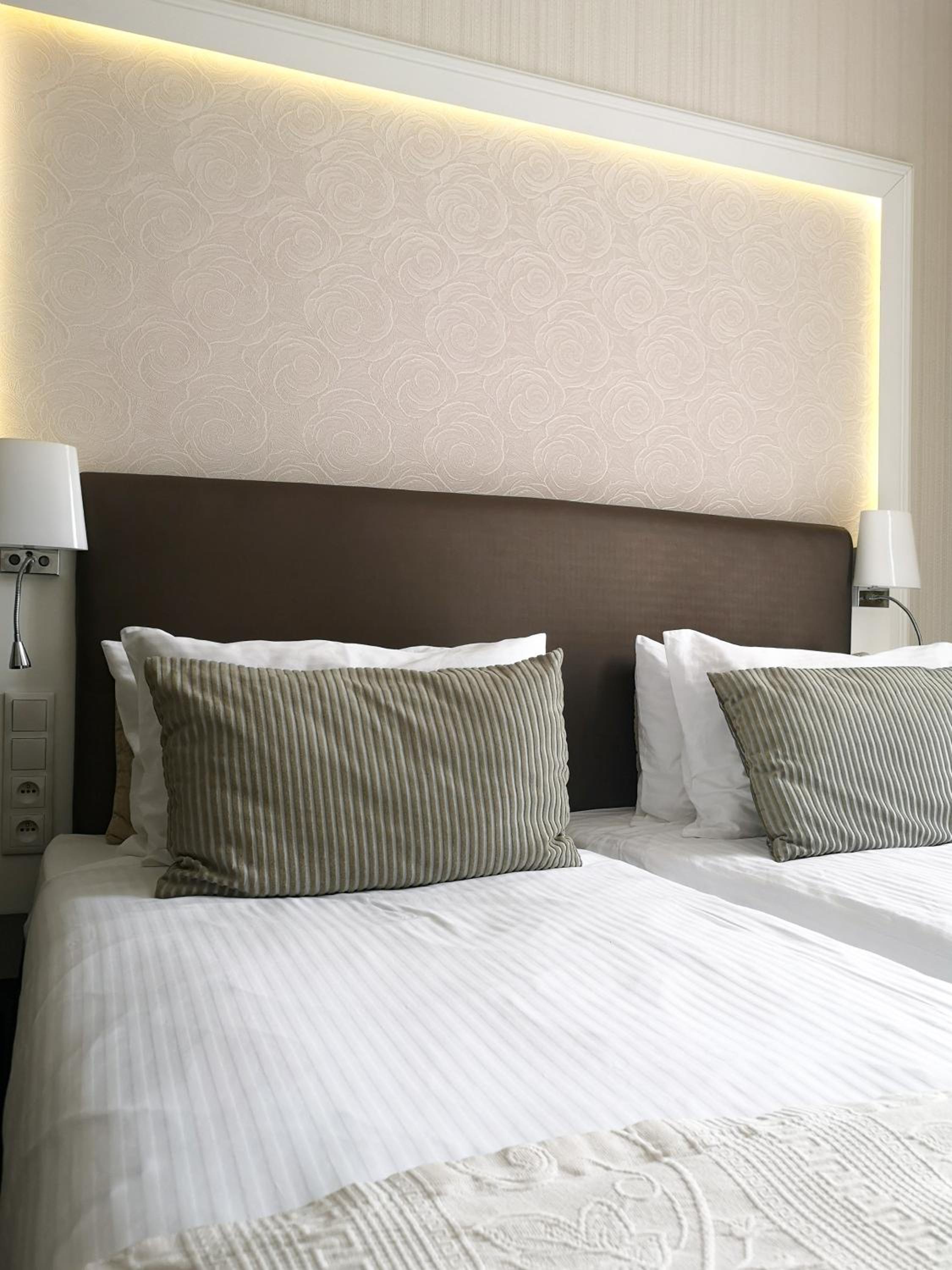 Standard Double or Twin Room - Photo 11