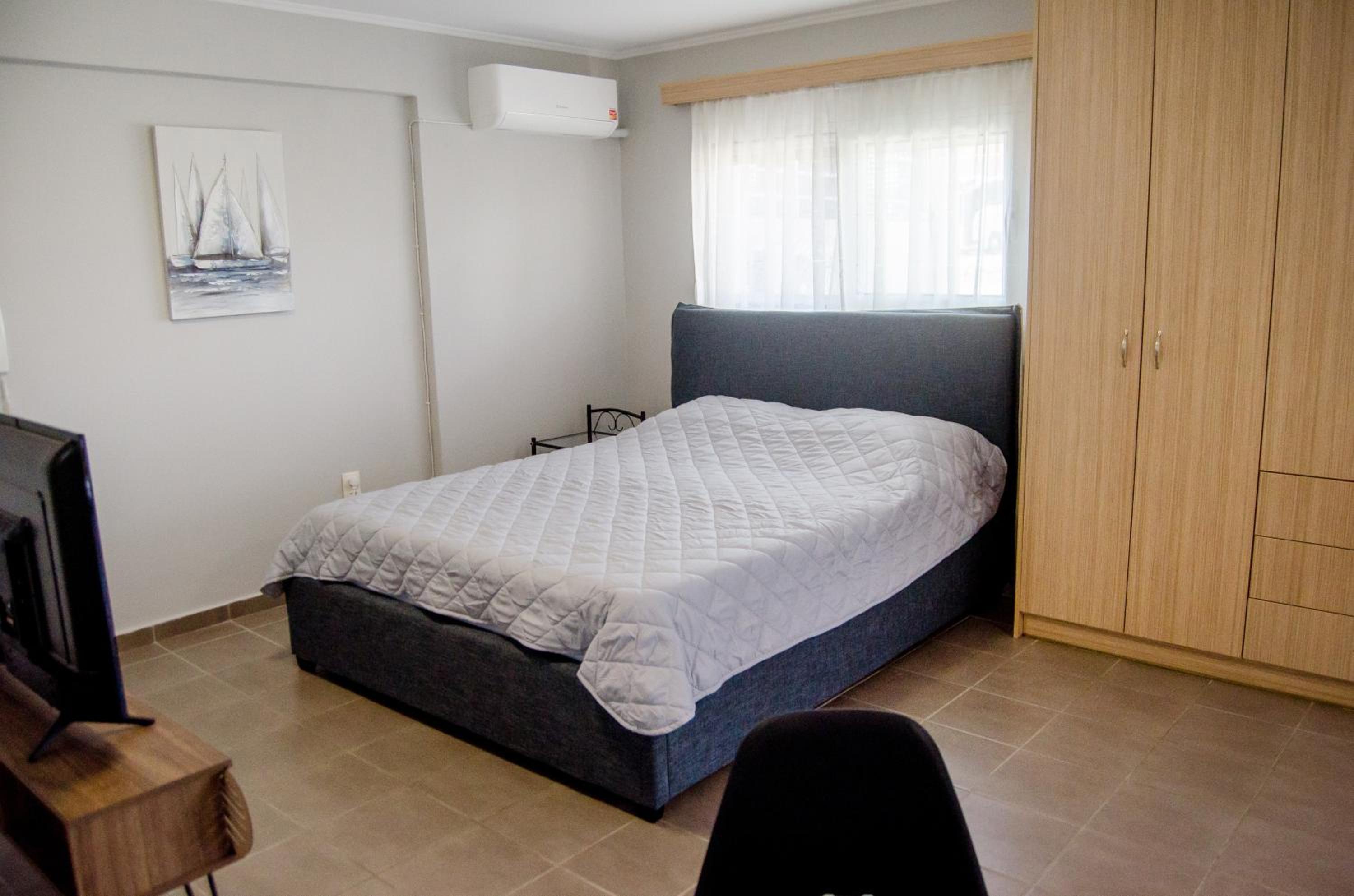 One-Bedroom Apartment photo 1