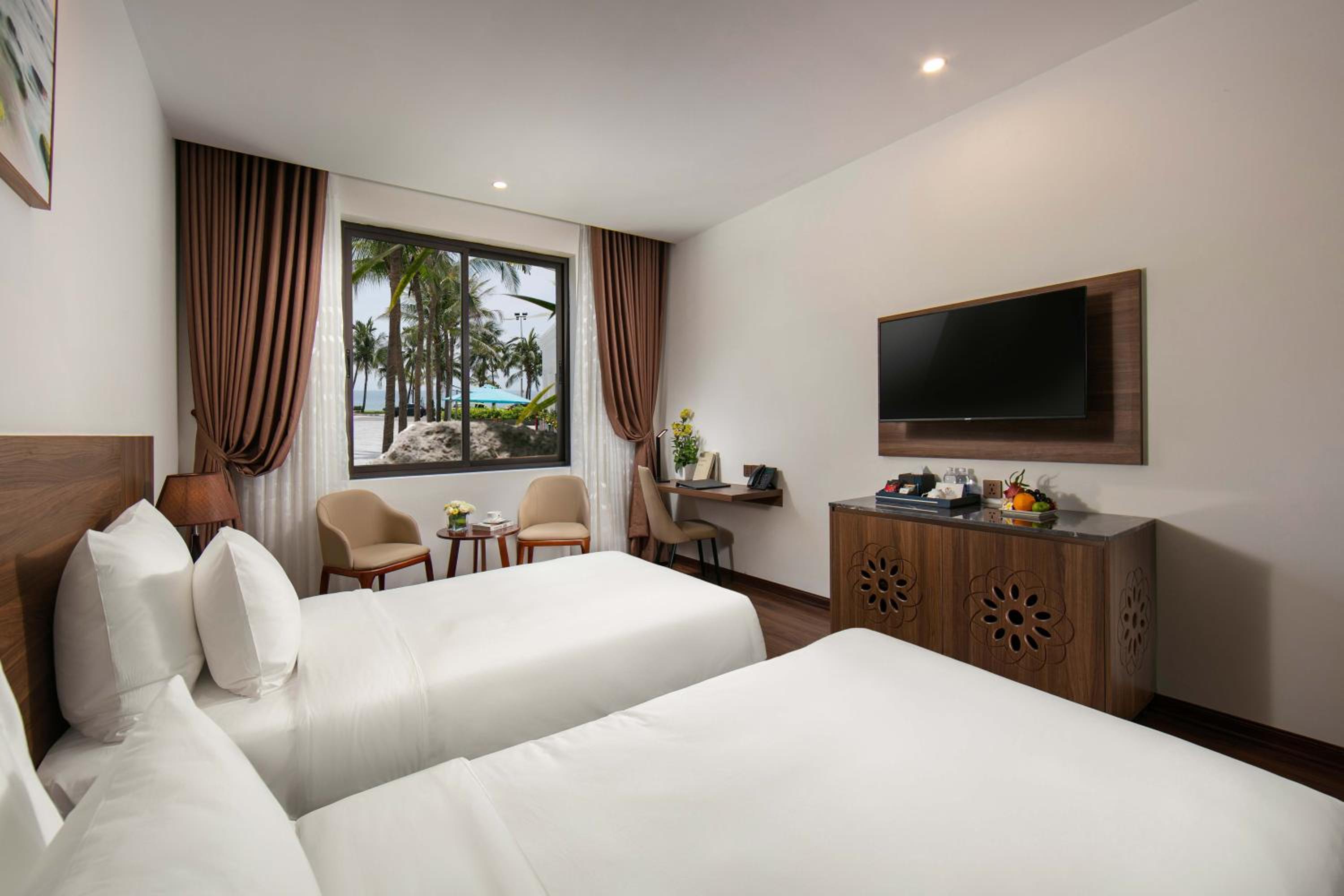 Superior Twin Room with Partial Sea View photo 2