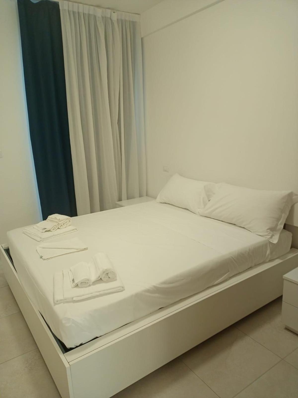 Apartment with Balcony - Photo 6