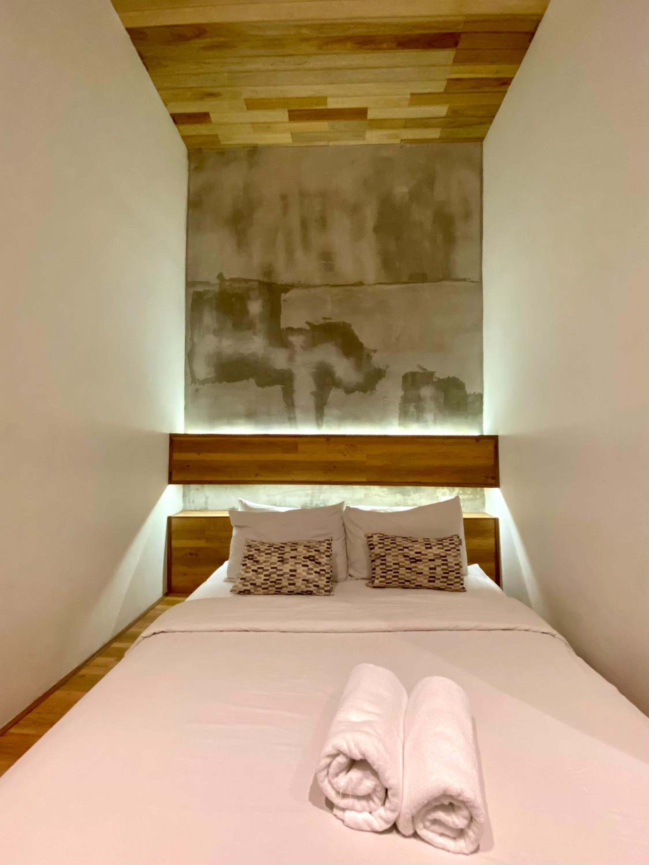 Standard Queen Room No Window