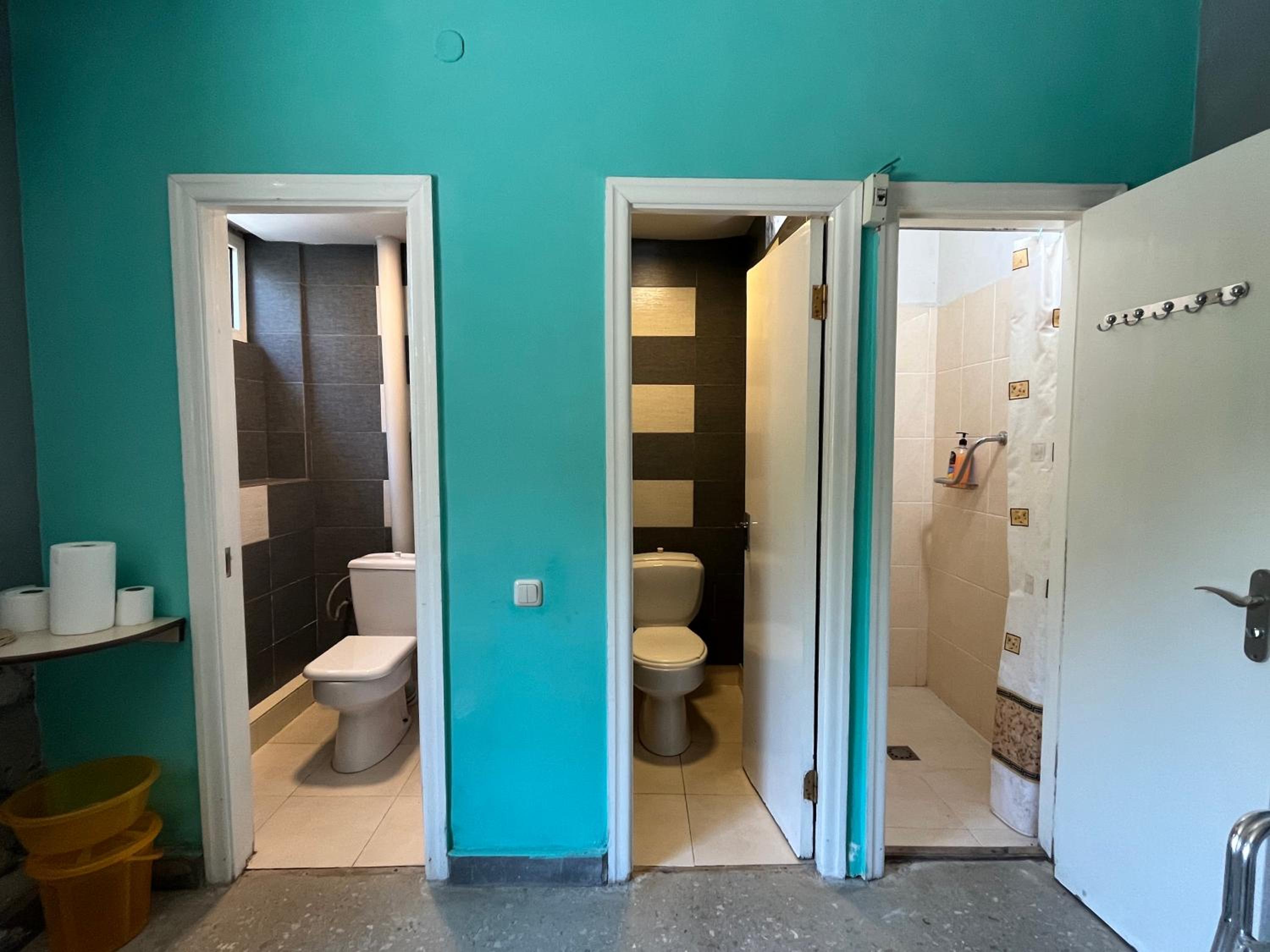 Family Room with Shared Bathroom photo 3