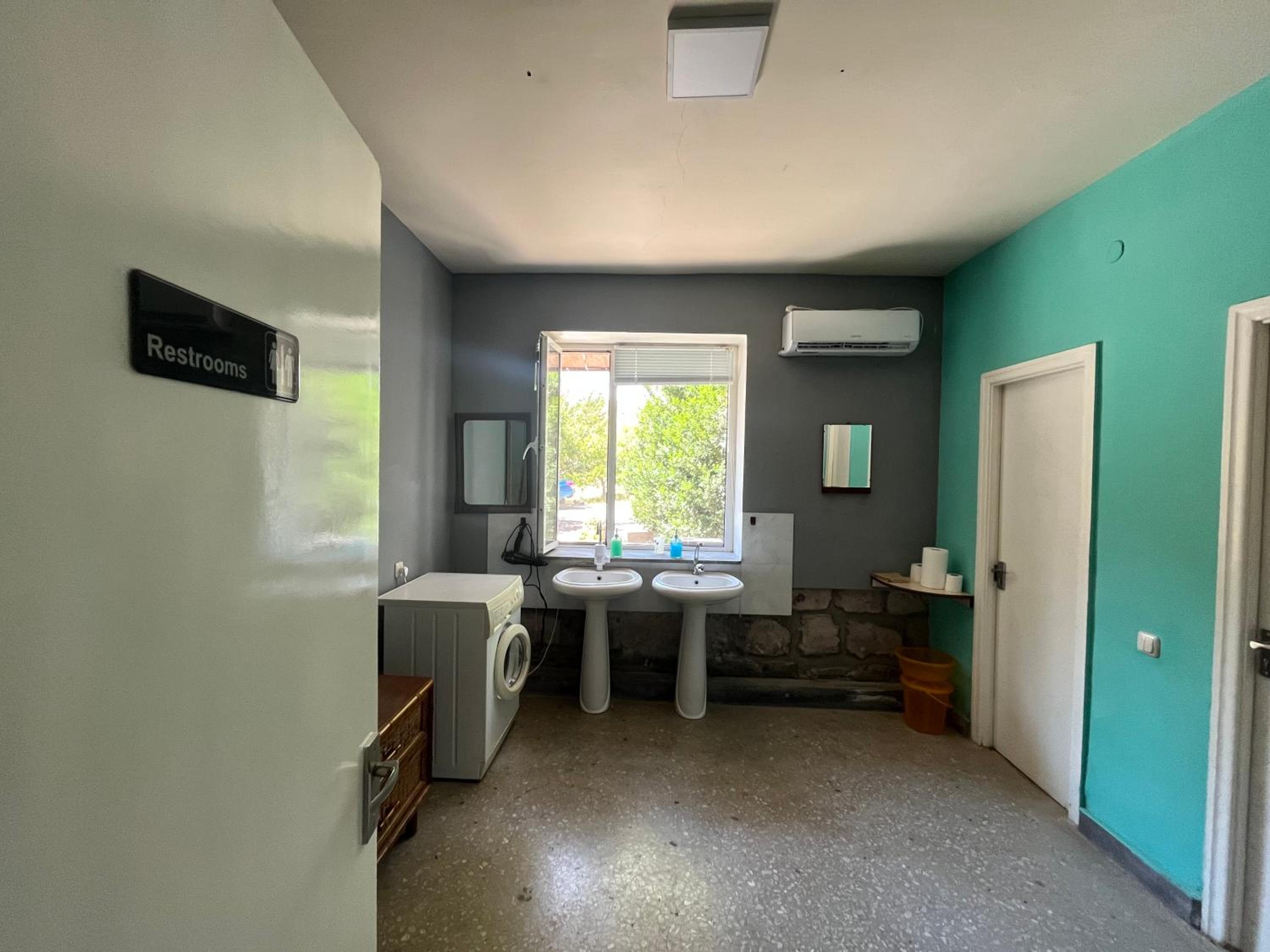 Family Room with Shared Bathroom photo 2
