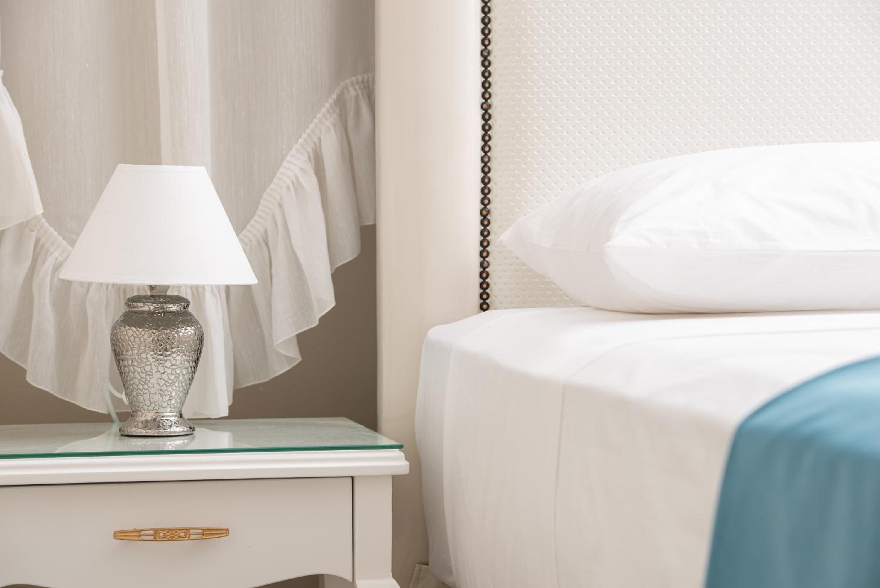 Deluxe Family Suite - Photo 16