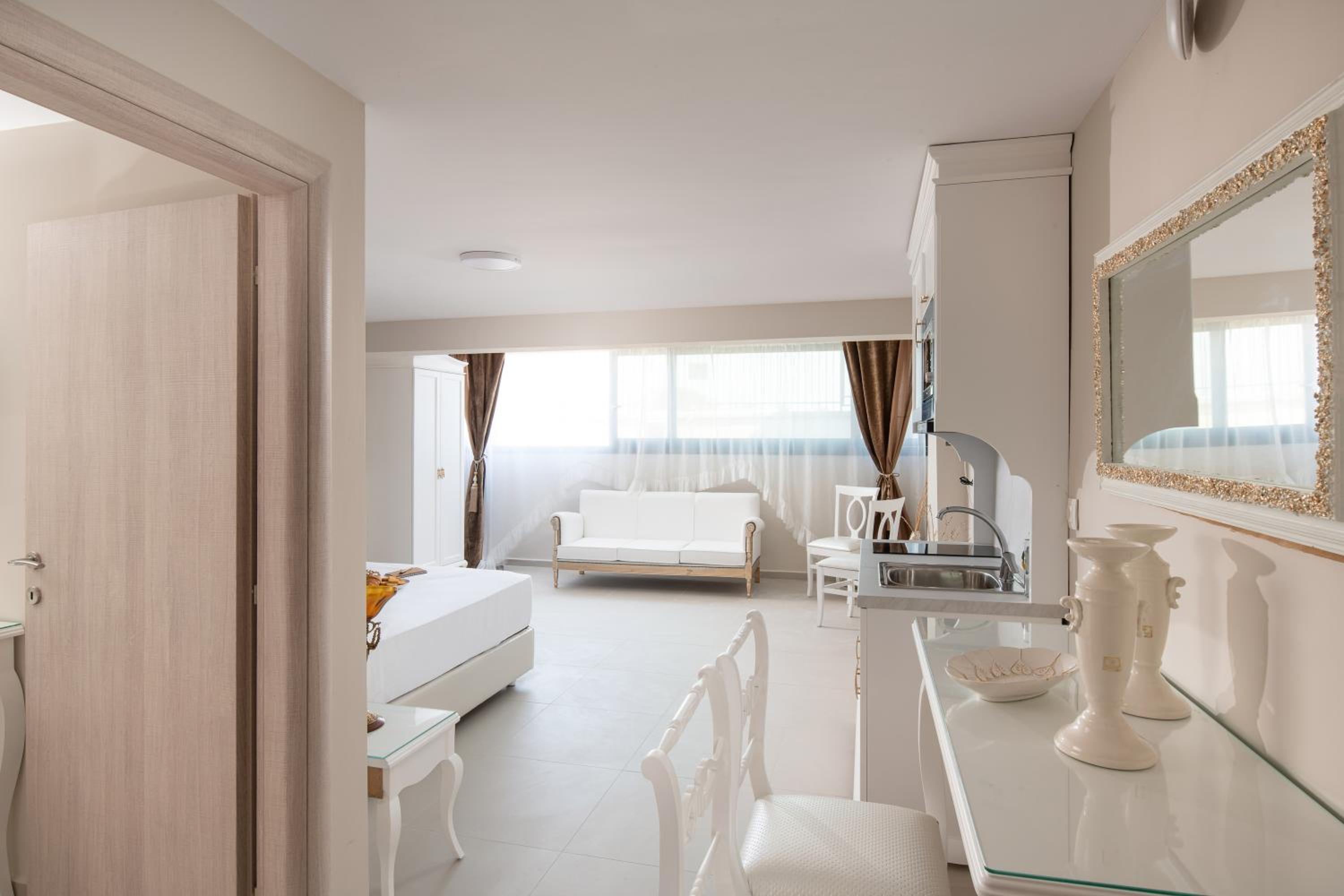 Deluxe Family Suite - Photo 10