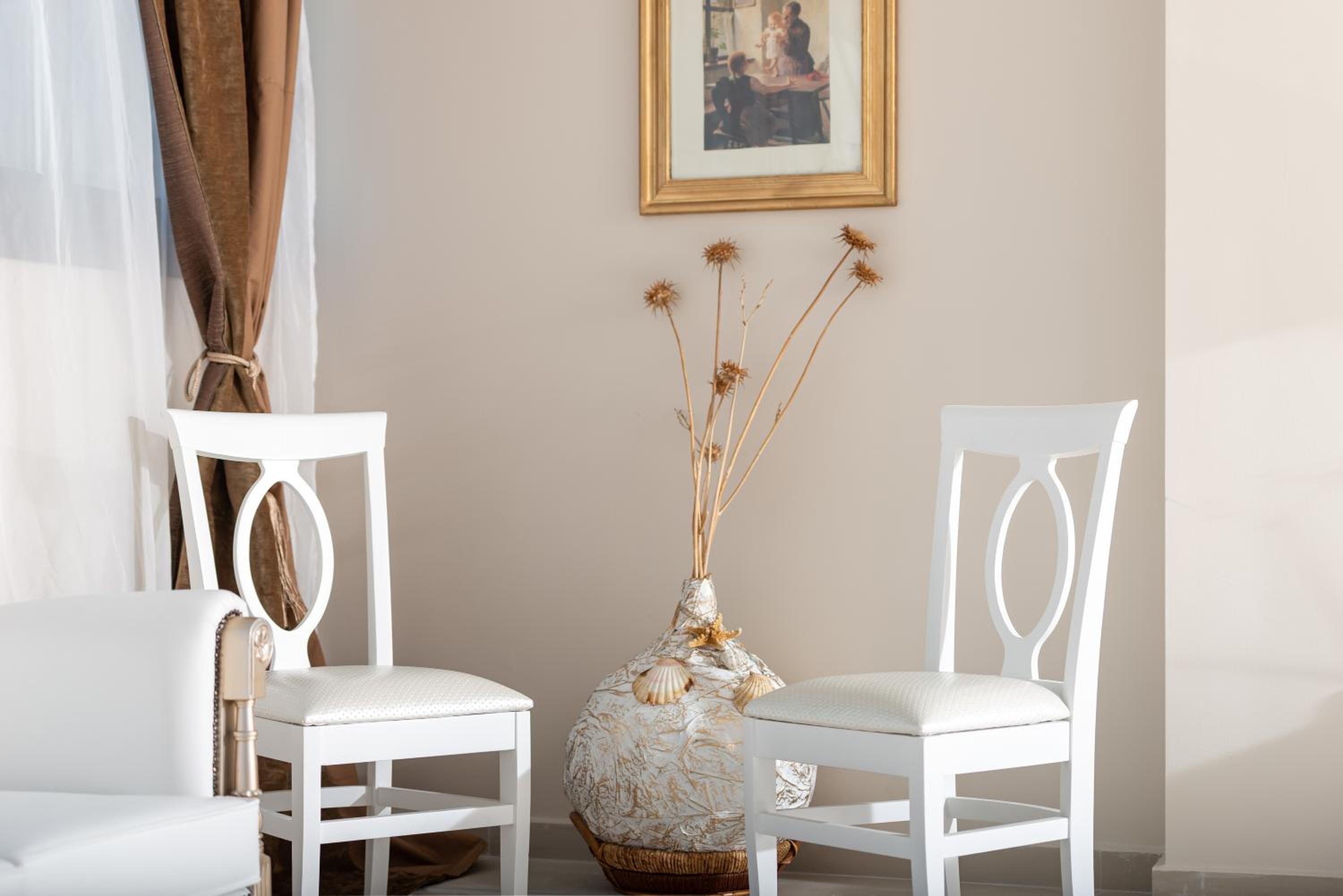Deluxe Family Suite - Photo 17