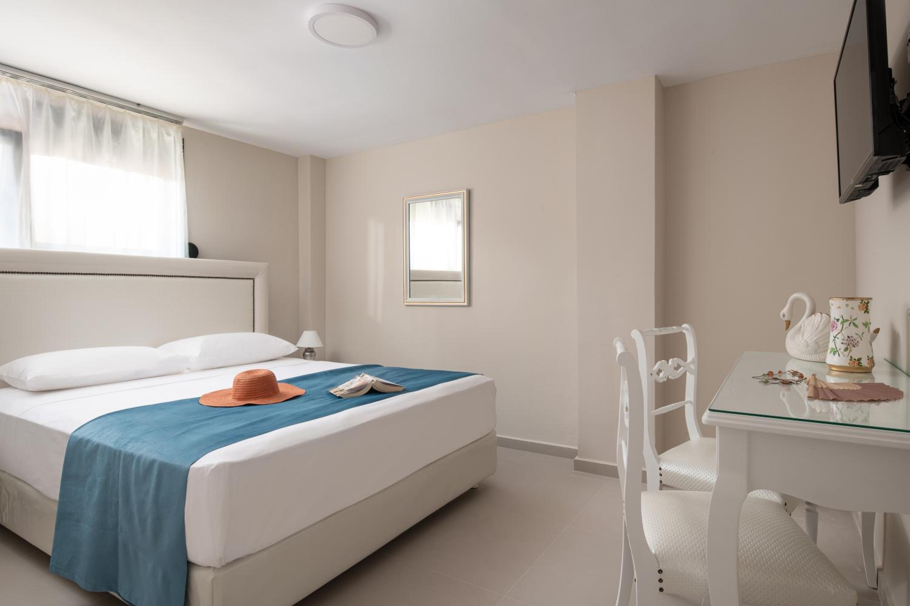 Deluxe Family Suite - Photo 15