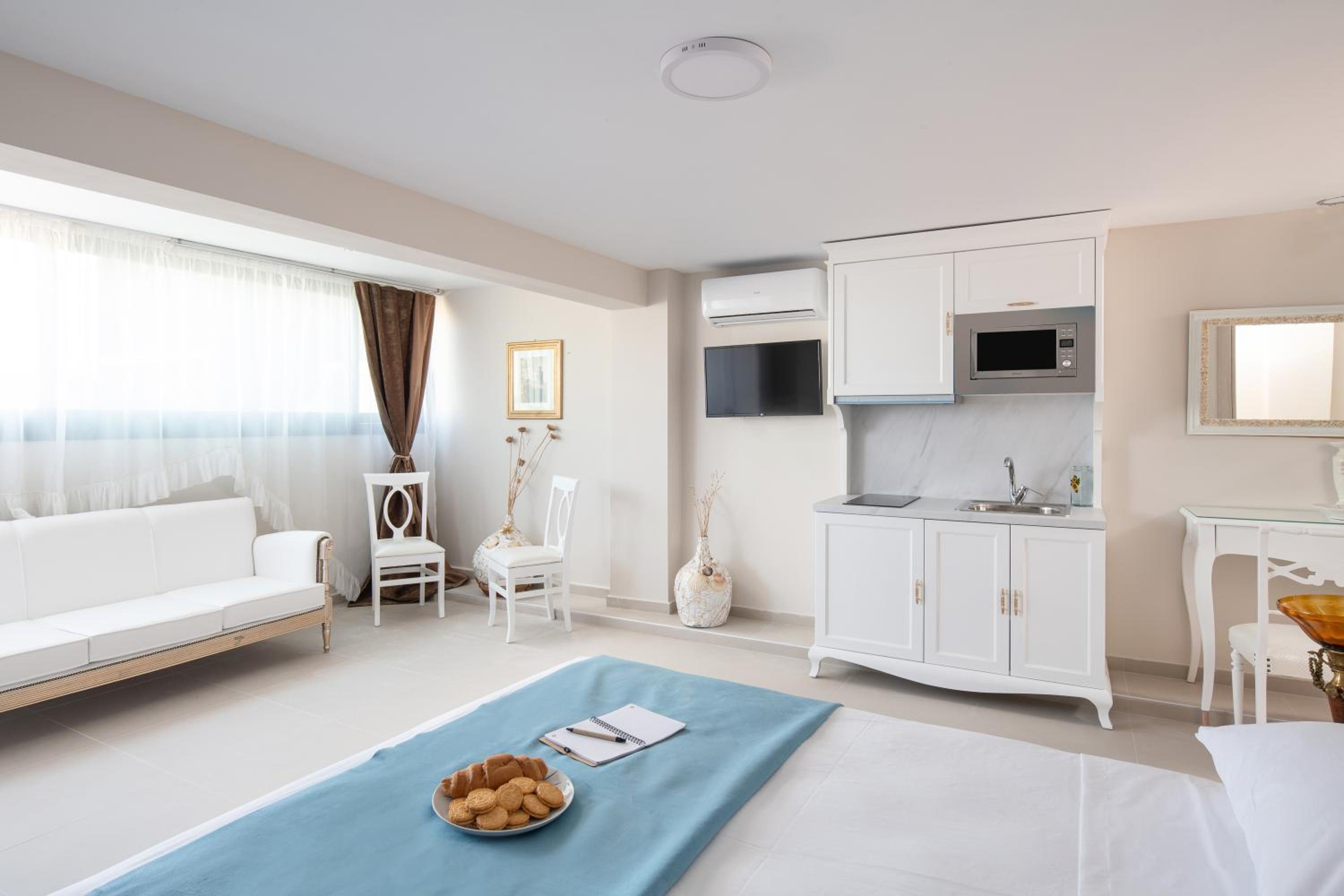 Deluxe Family Suite - Photo 7