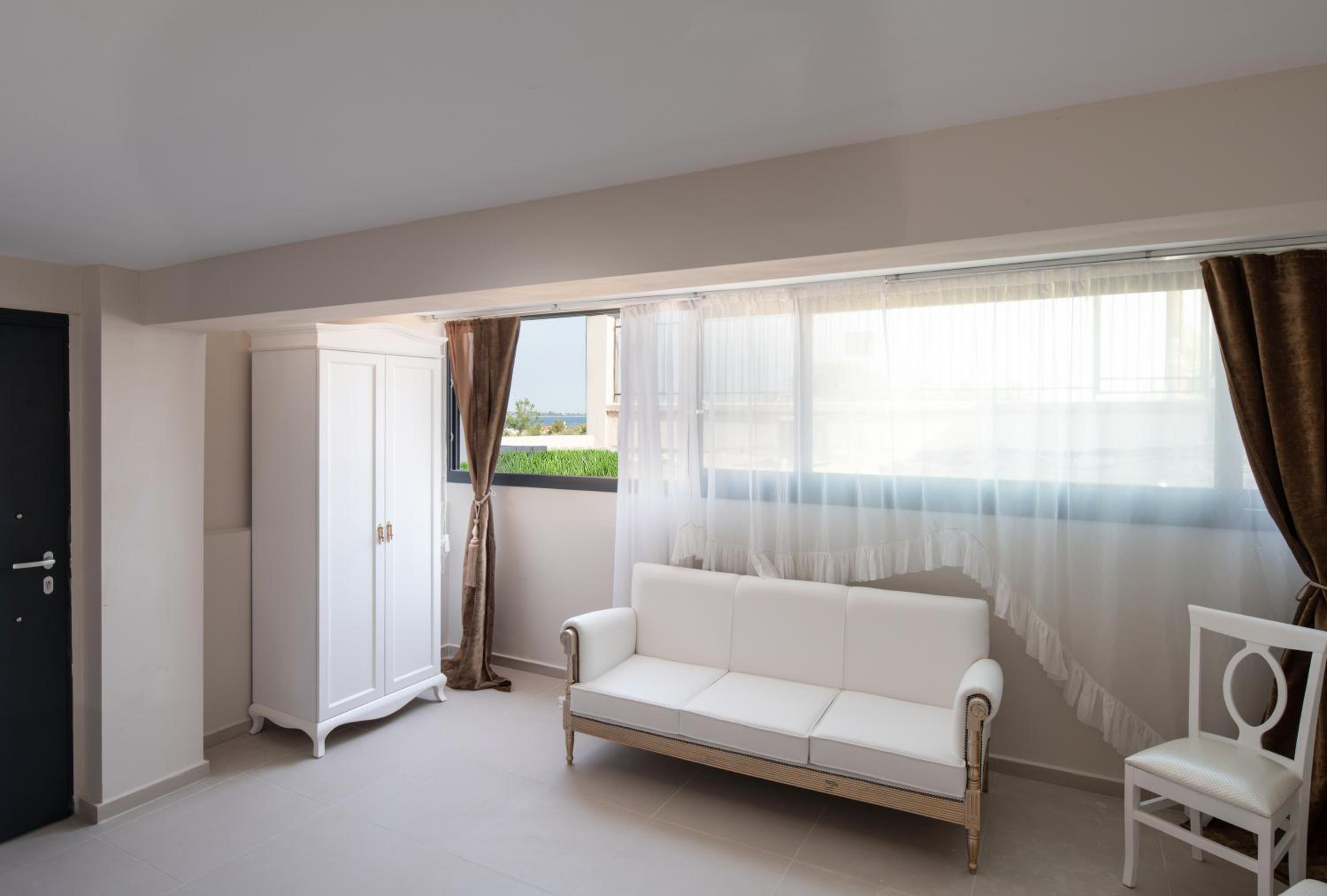 Deluxe Family Suite - Photo 14