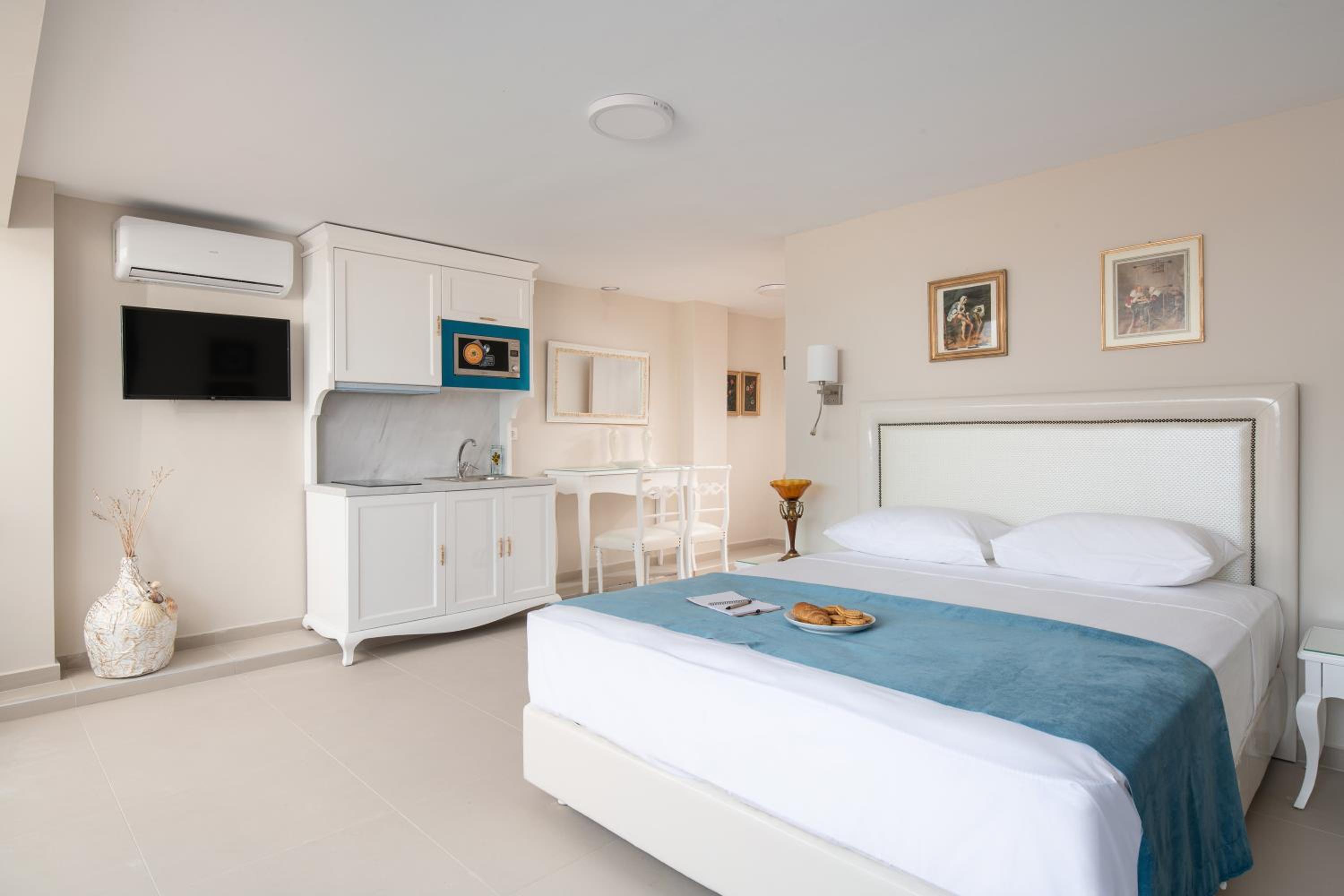 Deluxe Family Suite - Photo 13