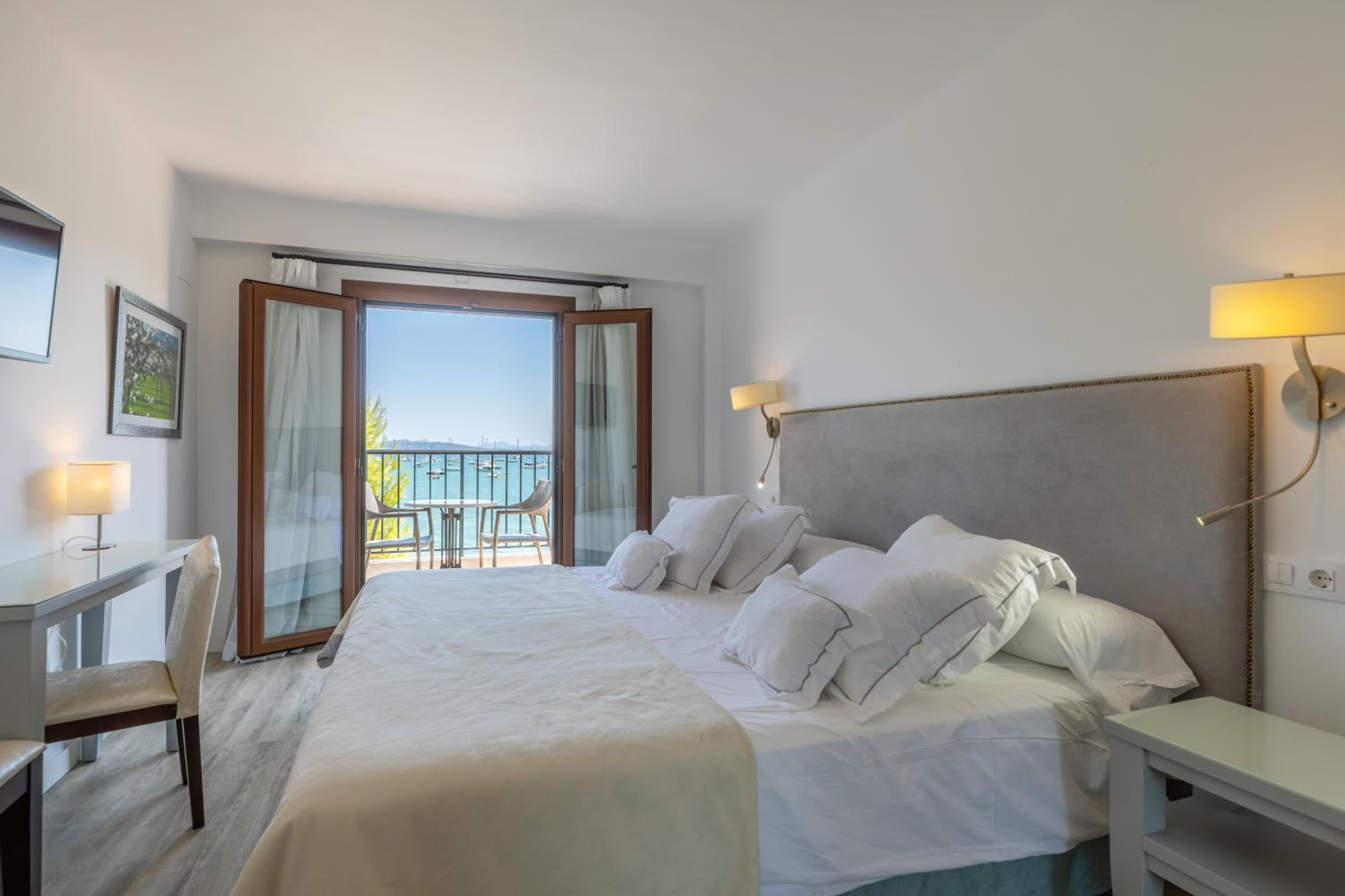 Double or Twin Room with Sea View - Photo 3