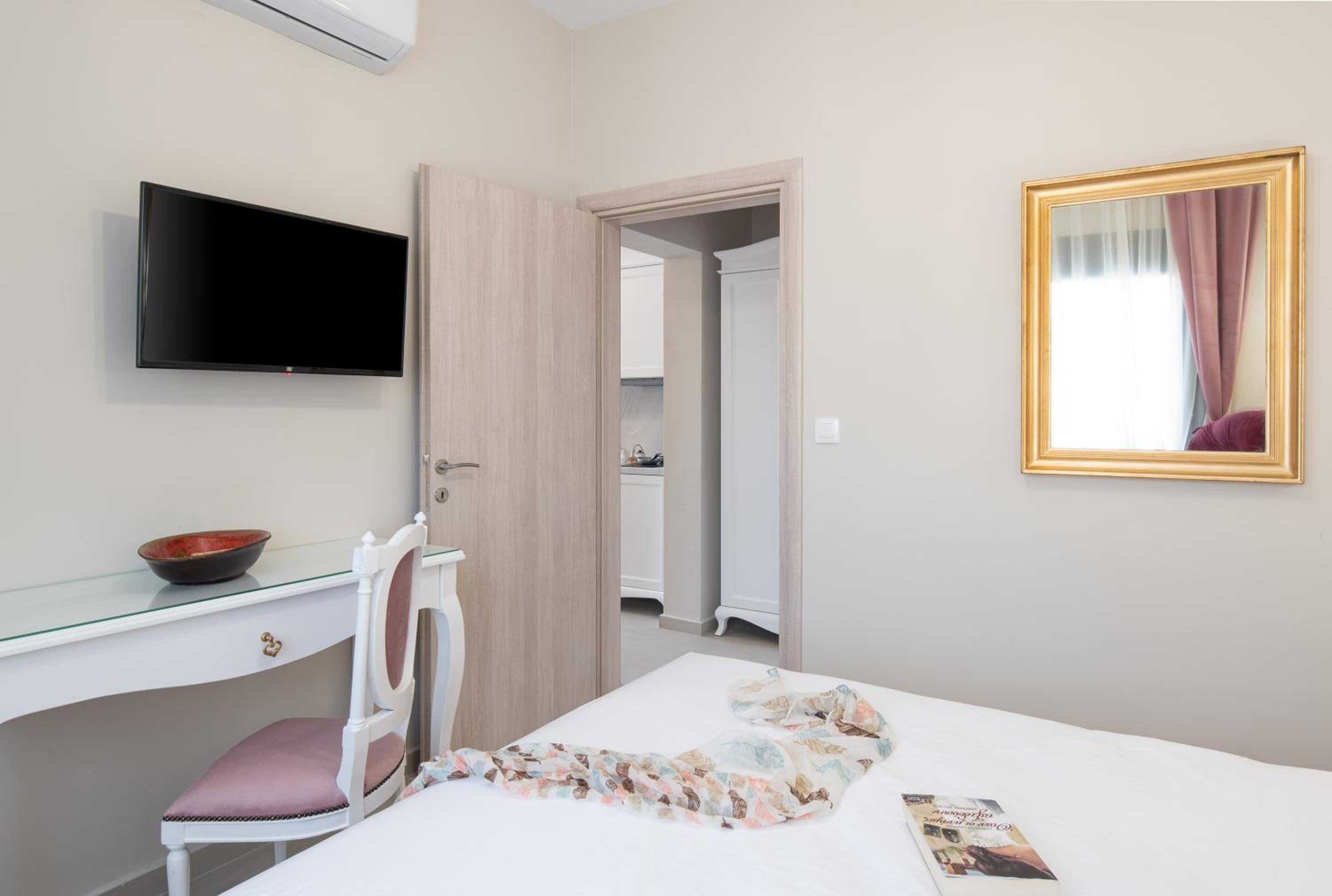 Deluxe Queen Room with Two Queen Beds - Photo 13