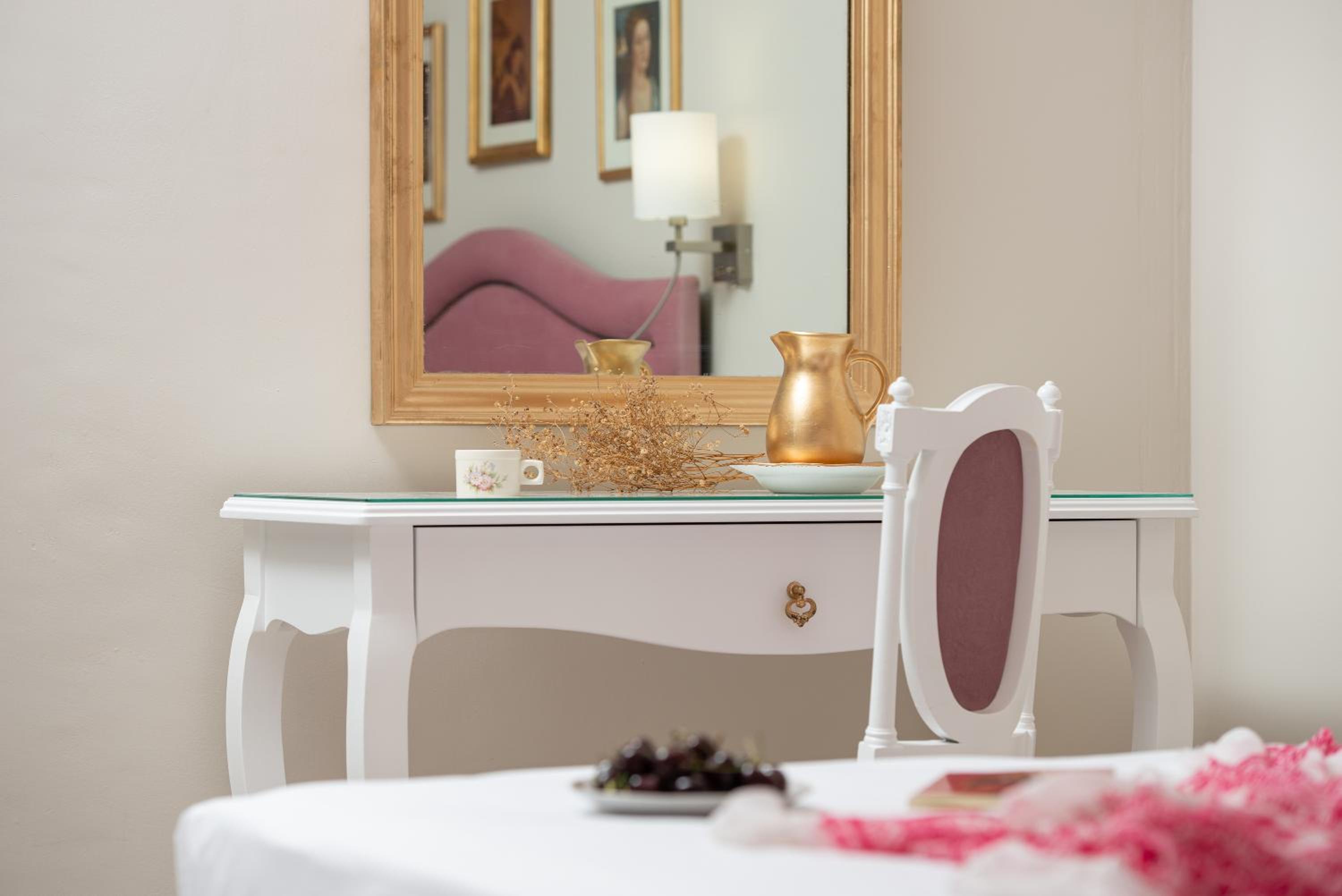 Deluxe Queen Room with Two Queen Beds - Photo 8