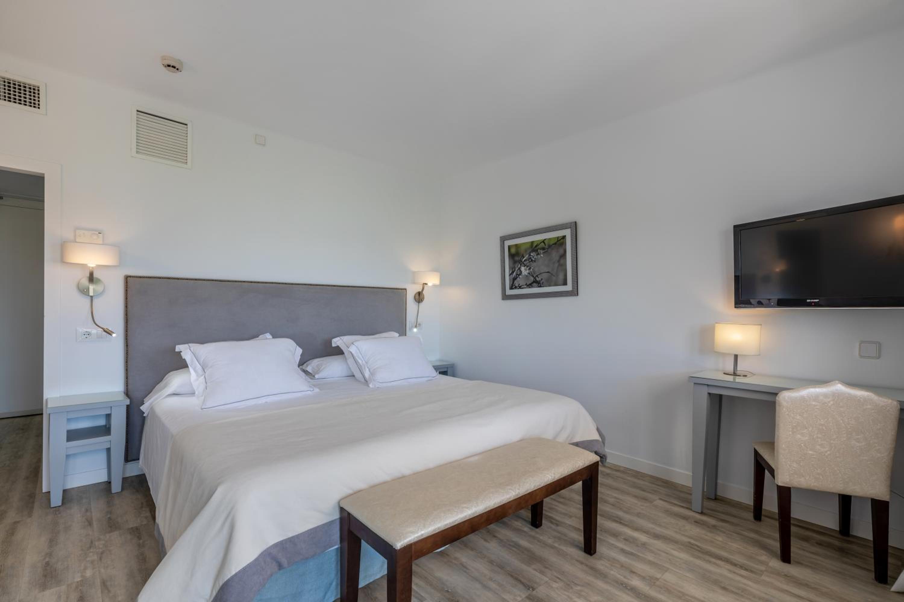 Double or Twin Room - Photo 3