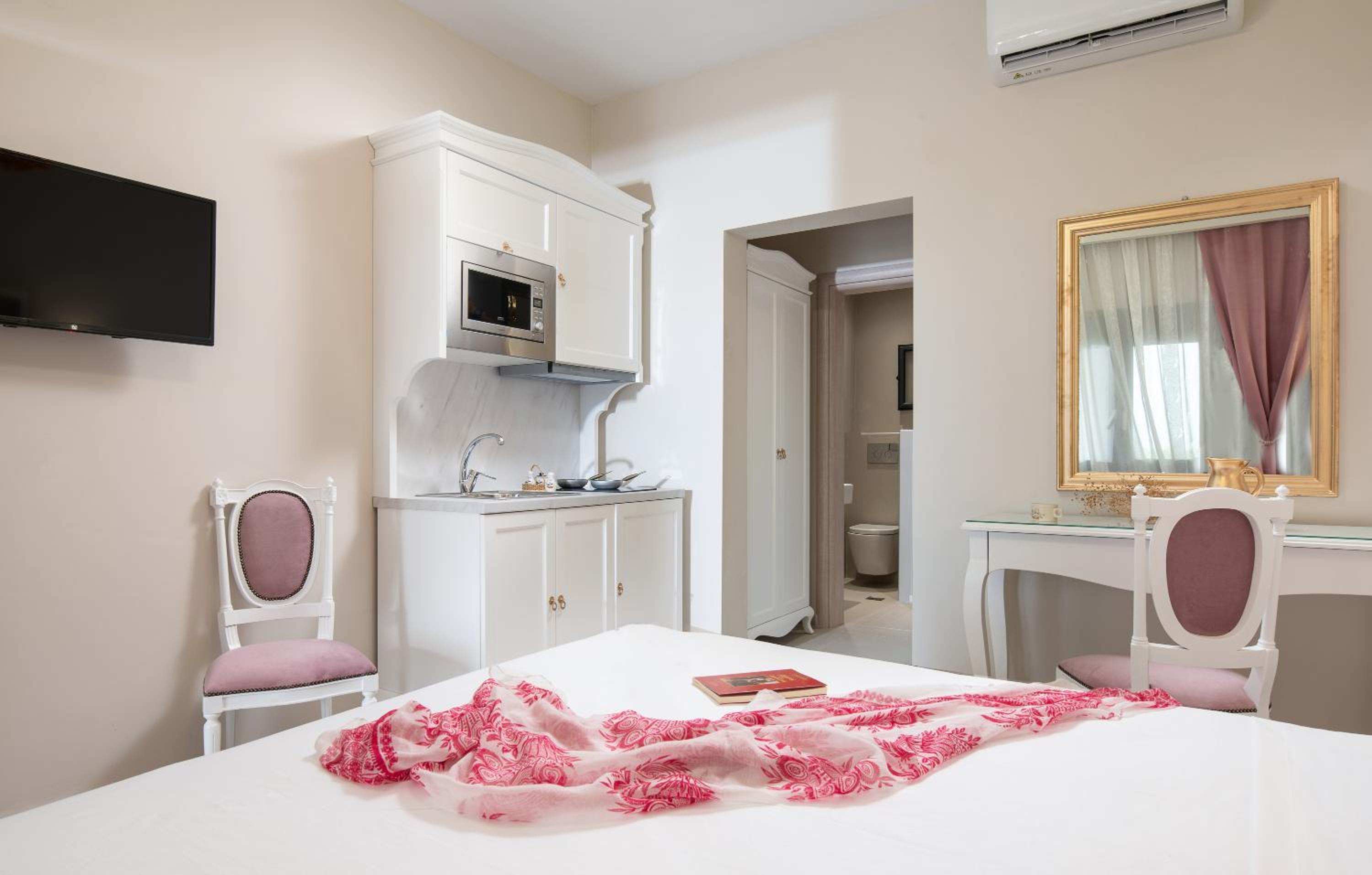 Deluxe Queen Room with Two Queen Beds - Photo 4