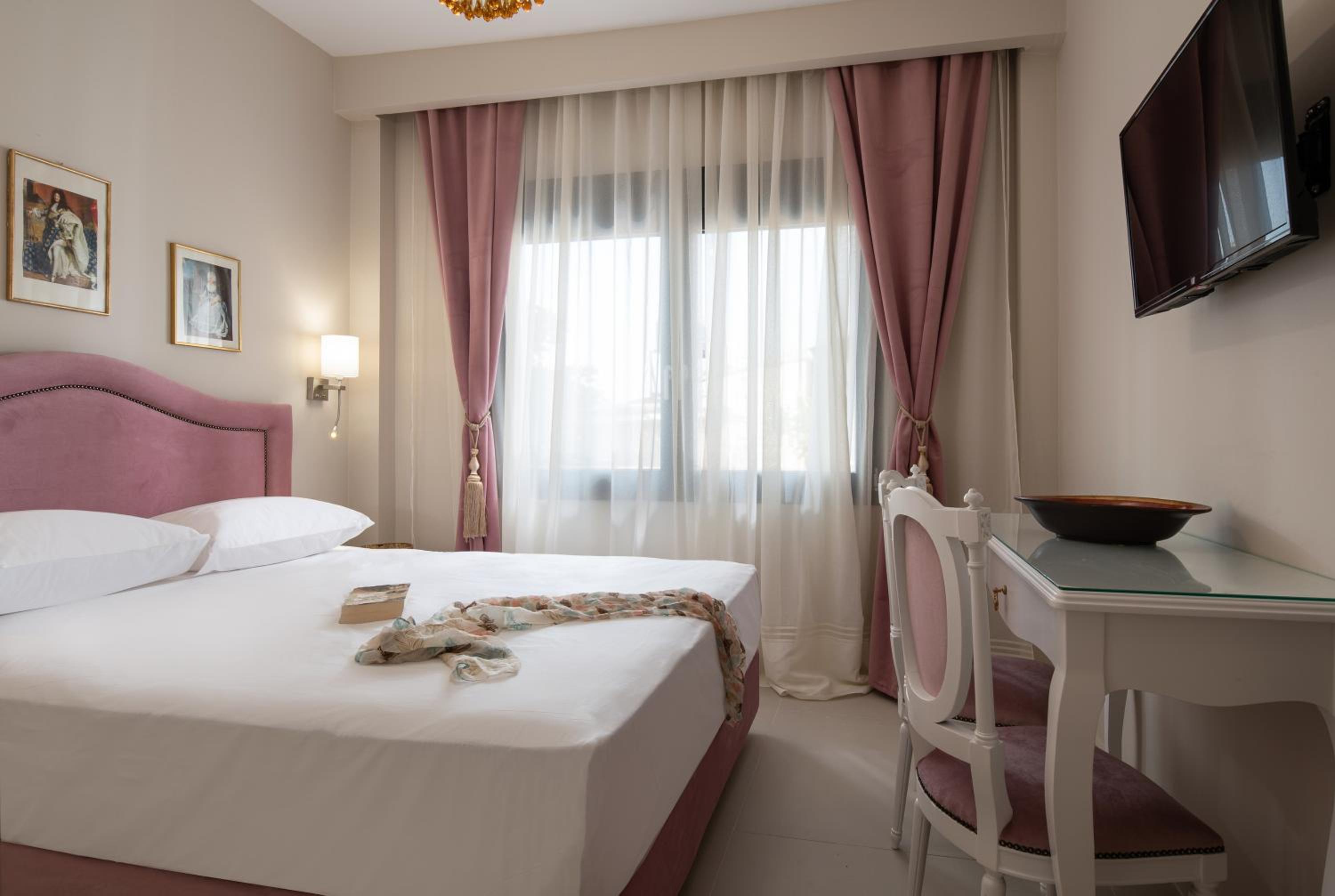 Deluxe Queen Room with Two Queen Beds - Photo 3